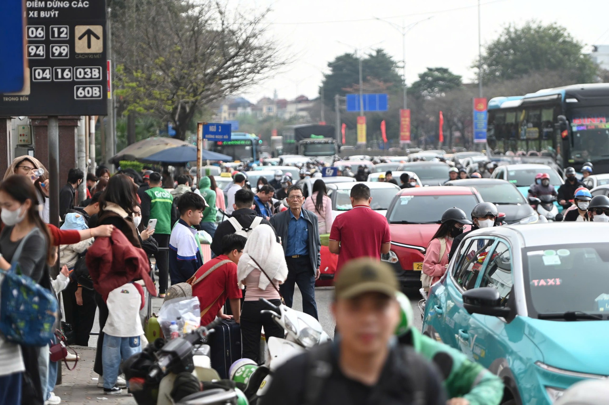 Chưa hết kỳ nghỉ Tết, dòng xe nối dài chờ vào Hà Nội- Ảnh 7.