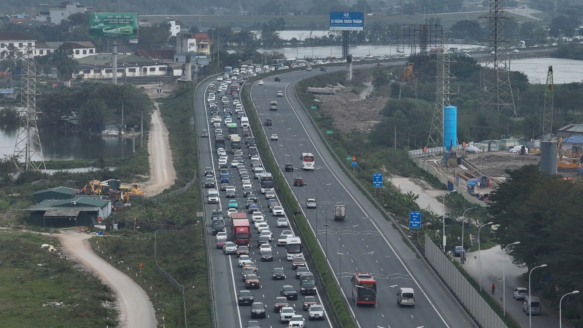 Chưa hết kỳ nghỉ Tết, dòng xe nối dài chờ vào Hà Nội- Ảnh 1.