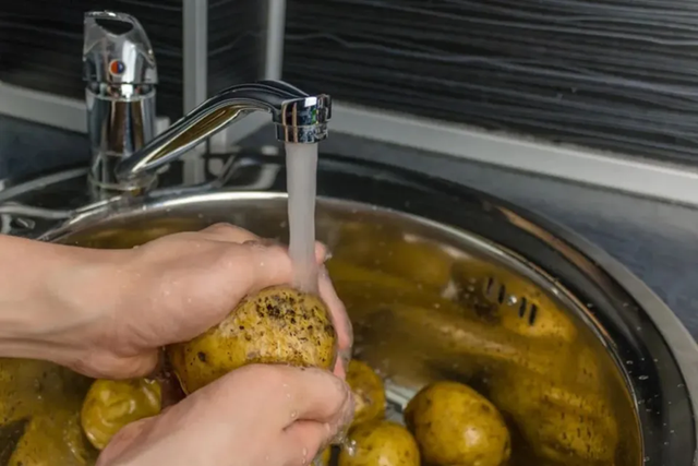 4 cách rửa rau tưởng sạch mà hóa “rửa càng kỹ càng bẩn”: Nhiều người đang làm mỗi ngày - Ảnh 2.