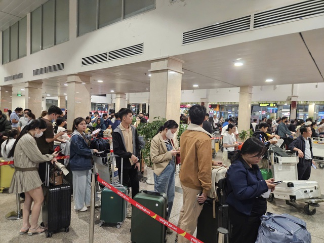 Người dân trở lại TPHCM , sân bay Tân Sơn Nhất đón lượng khách kỷ lục năm 2026 - Ảnh 2.