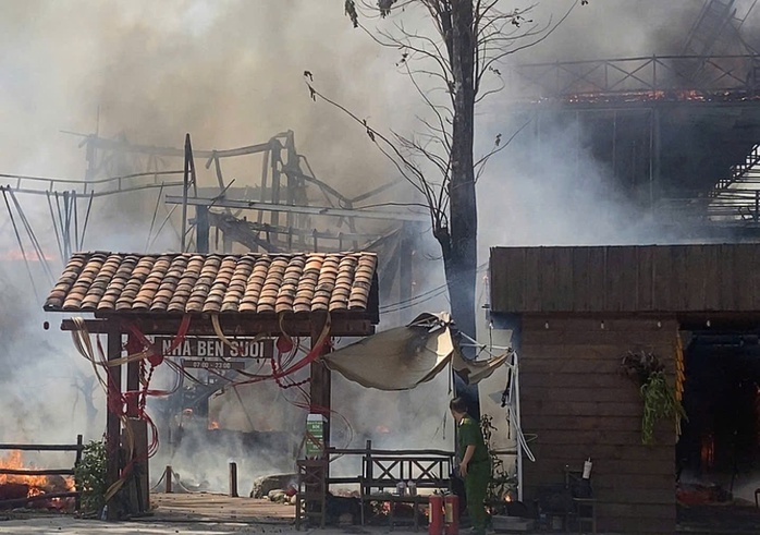 Cháy lớn quán cà phê ở TPHCM - Ảnh 1.