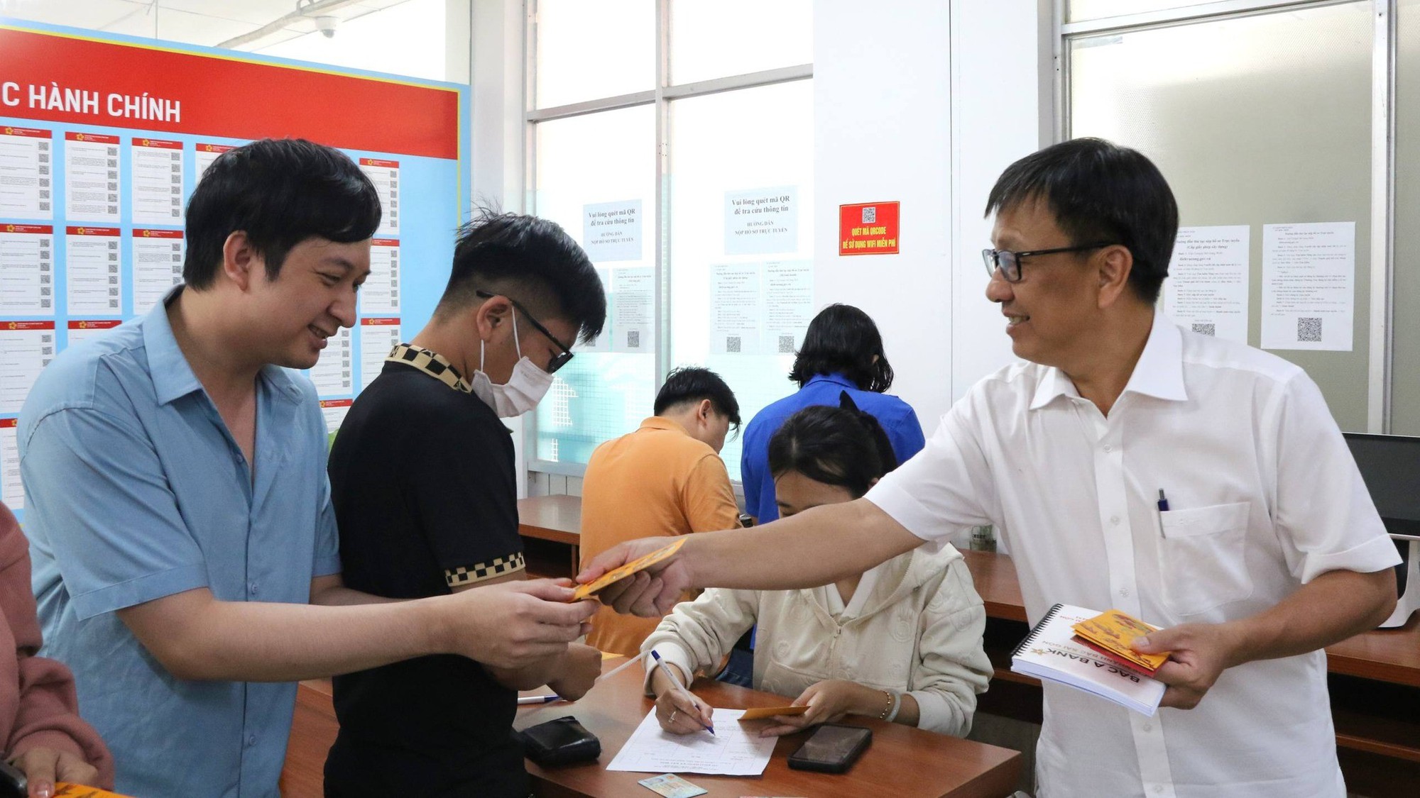 TPHCM khởi đầu năm mới với thủ tục hành chính nhanh gọn và lì xì may mắn - Ảnh 7.