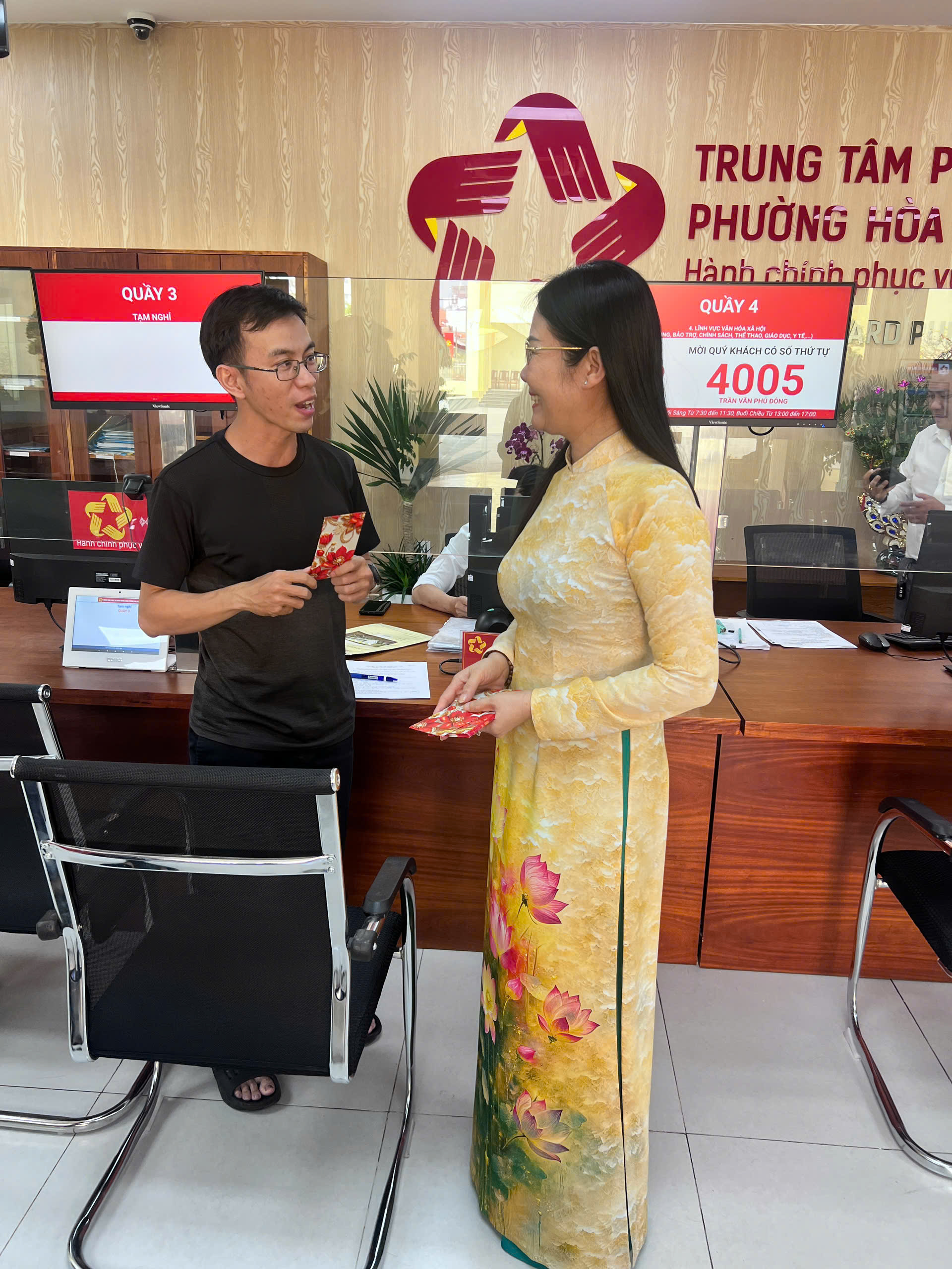 TPHCM khởi đầu năm mới với thủ tục hành chính nhanh gọn và lì xì may mắn - Ảnh 4.