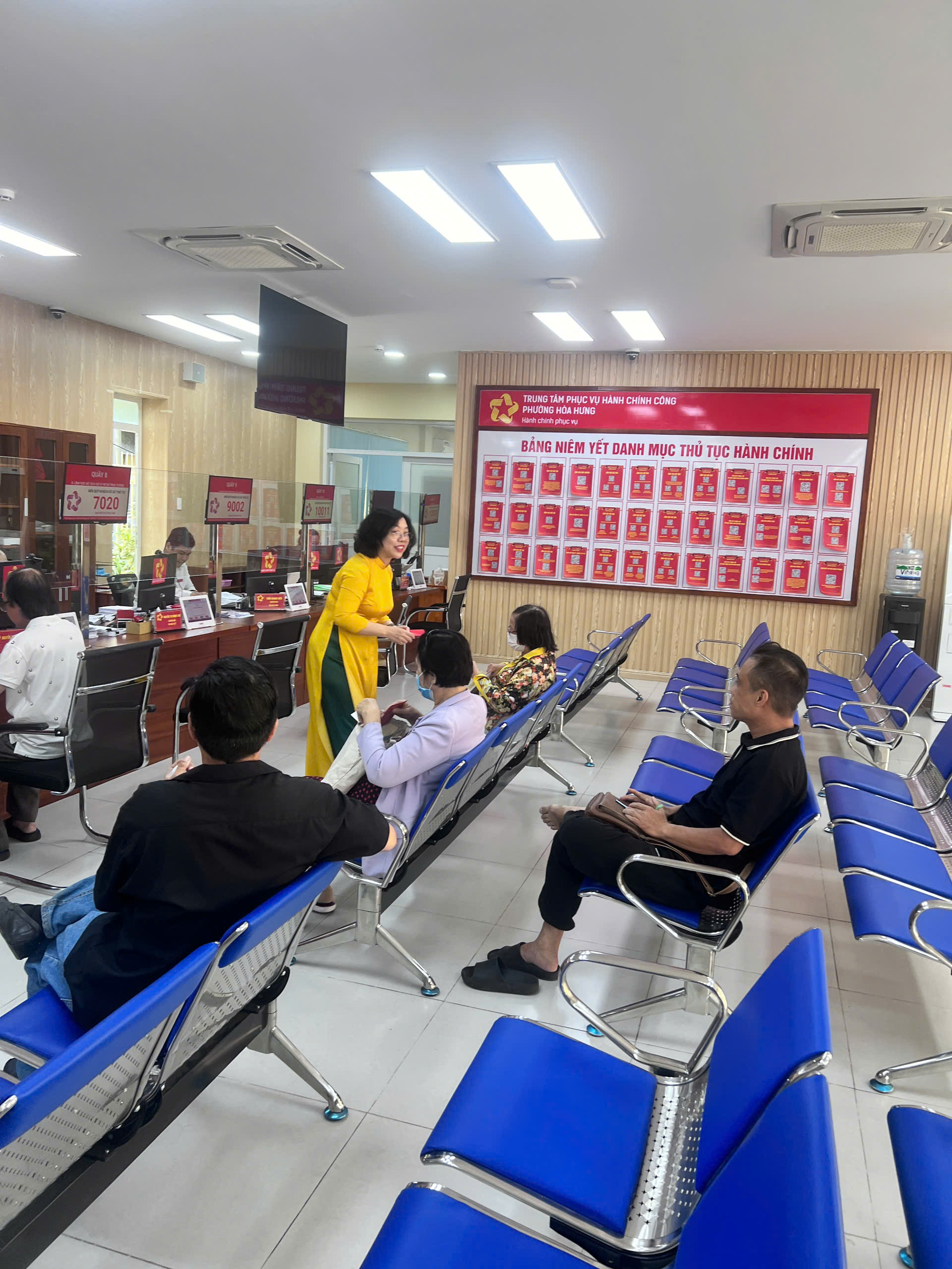 TPHCM khởi đầu năm mới với thủ tục hành chính nhanh gọn và lì xì may mắn - Ảnh 3.