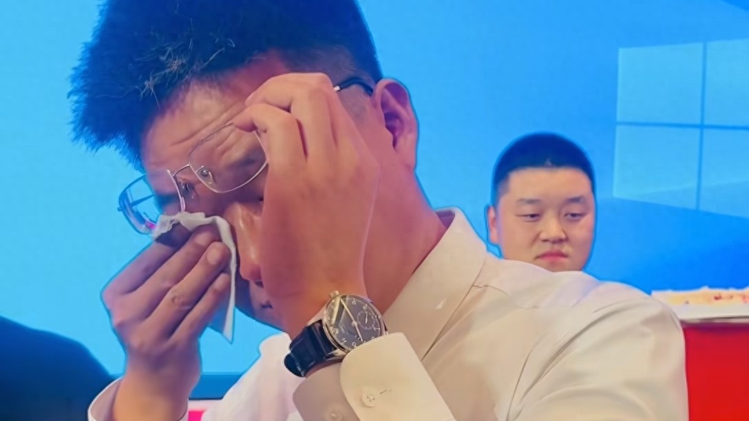 Thưởng tiền mặt, tặng vàng vẫn thấy quá ít, Chủ tịch công ty bật khóc rồi đưa ra một quyết định khiến 300 nhân viên lặng người