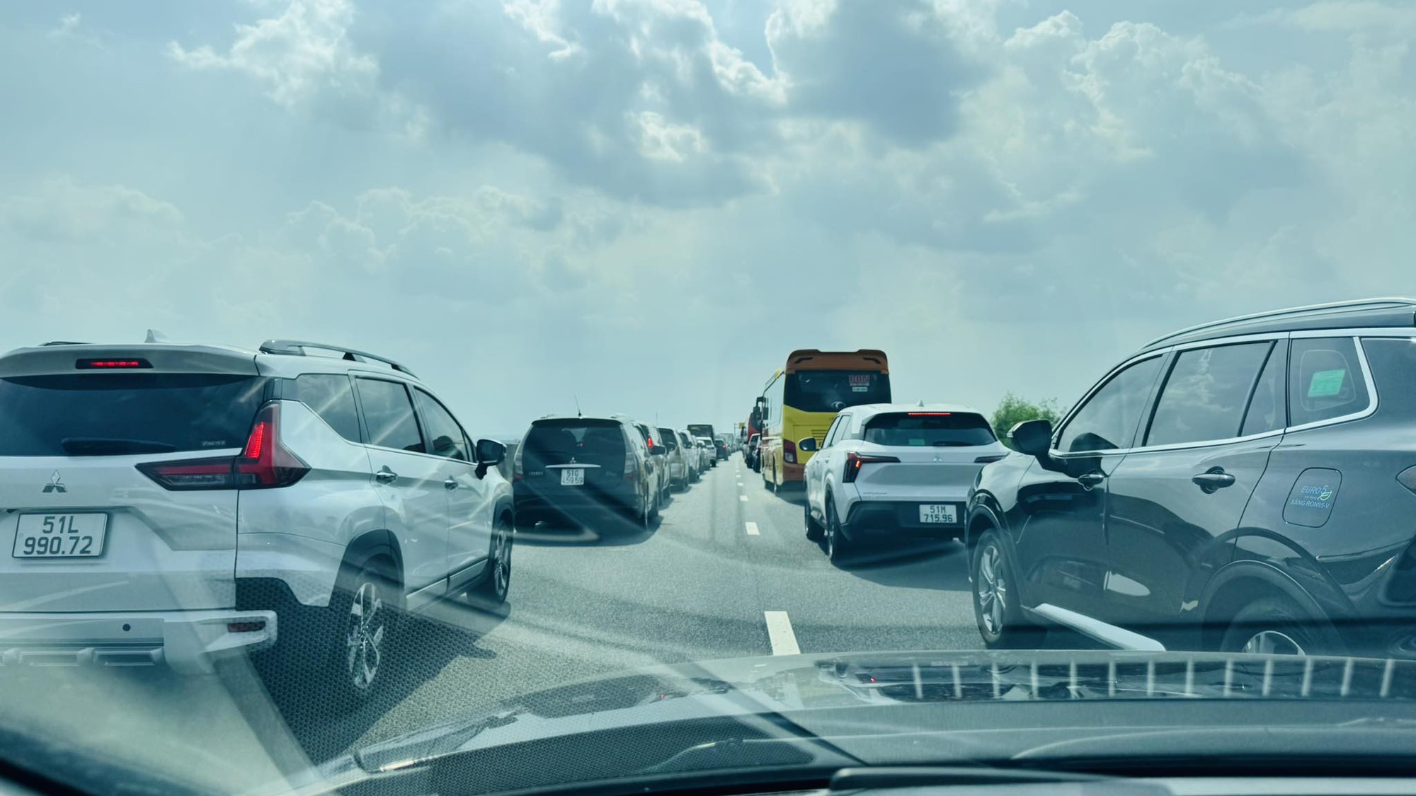 Va chạm liên hoàn trên cao tốc Phan Thiết - Dầu Giây - Ảnh 2.