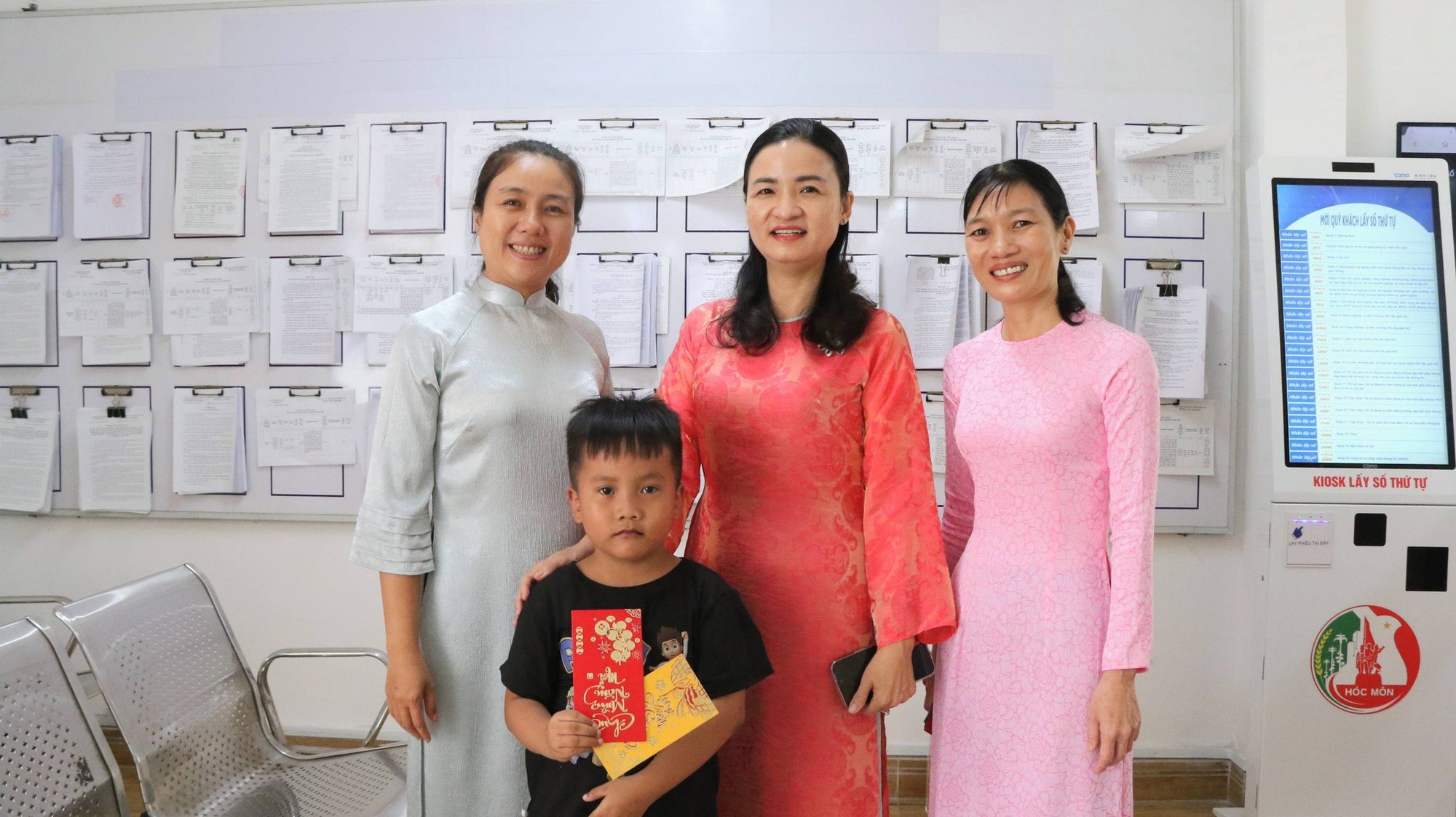 TPHCM khởi đầu năm mới với thủ tục hành chính nhanh gọn và lì xì may mắn - Ảnh 6.