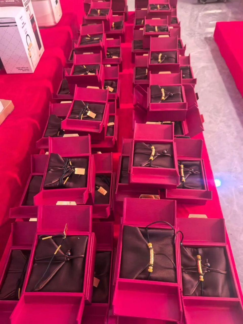 Thưởng tiền mặt, tặng vàng vẫn thấy quá ít, Chủ tịch công ty bật khóc rồi đưa ra một quyết định khiến 300 nhân viên lặng người