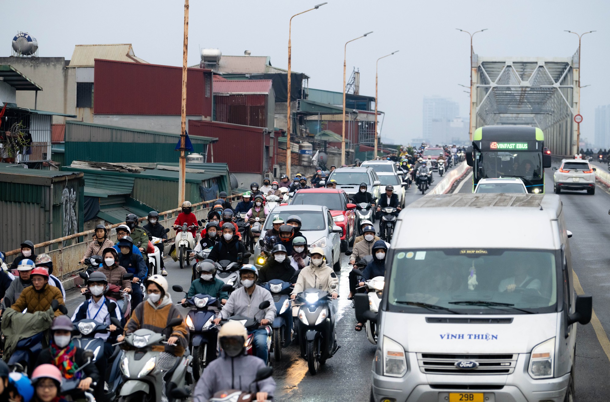 Ùn tắc giao thông Hà Nội ngày đầu năm mới 2026: Dân công sở trở lại làm việc - Ảnh 7.