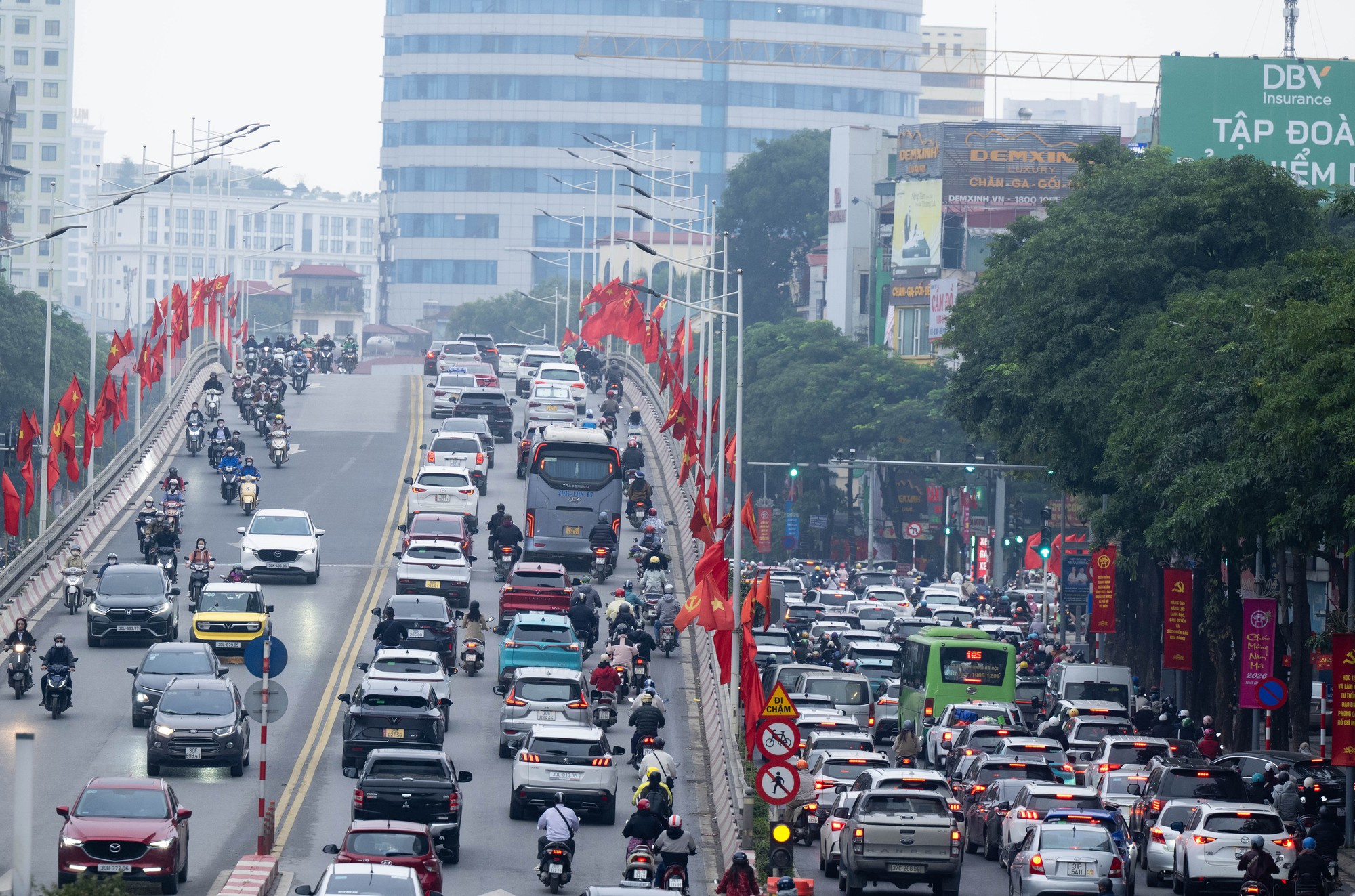 Ùn tắc giao thông Hà Nội ngày đầu năm mới 2026: Dân công sở trở lại làm việc - Ảnh 10.