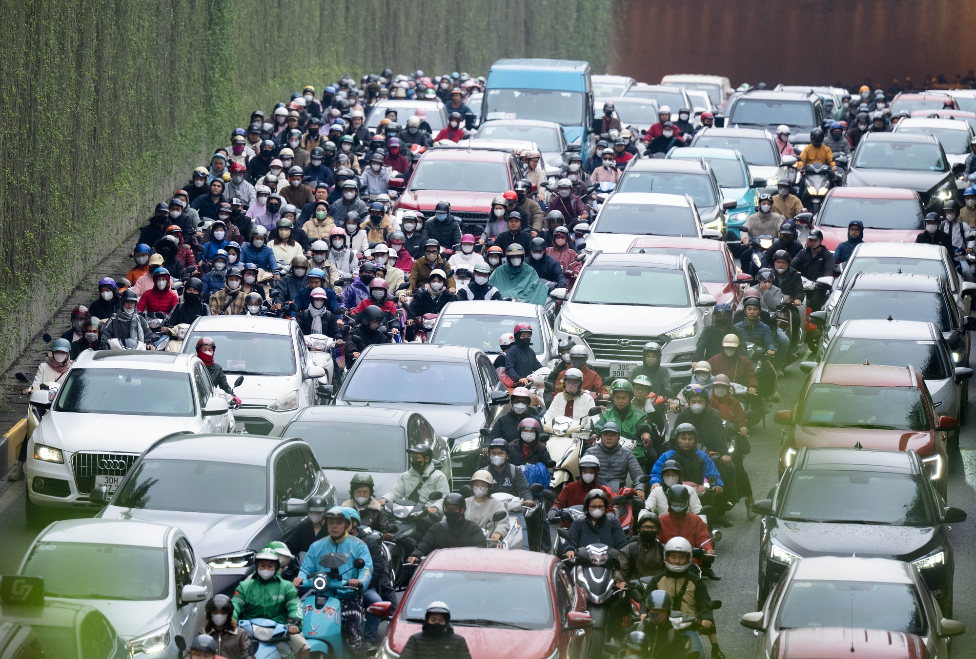 Ùn tắc giao thông Hà Nội ngày đầu năm mới 2026: Dân công sở trở lại làm việc - Ảnh 1.