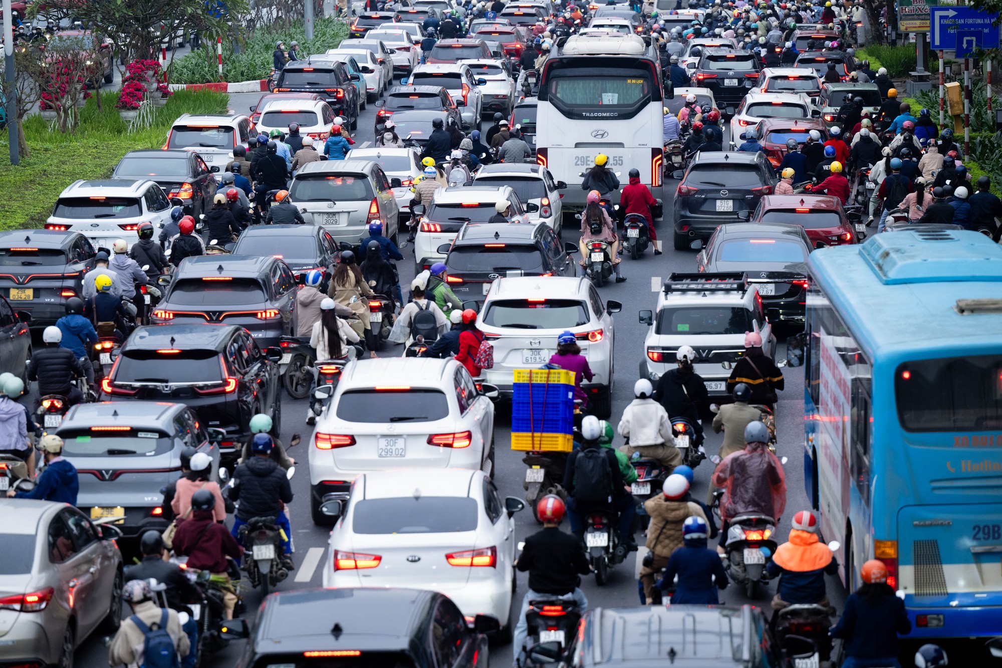 Ùn tắc giao thông Hà Nội ngày đầu năm mới 2026: Dân công sở trở lại làm việc - Ảnh 6.