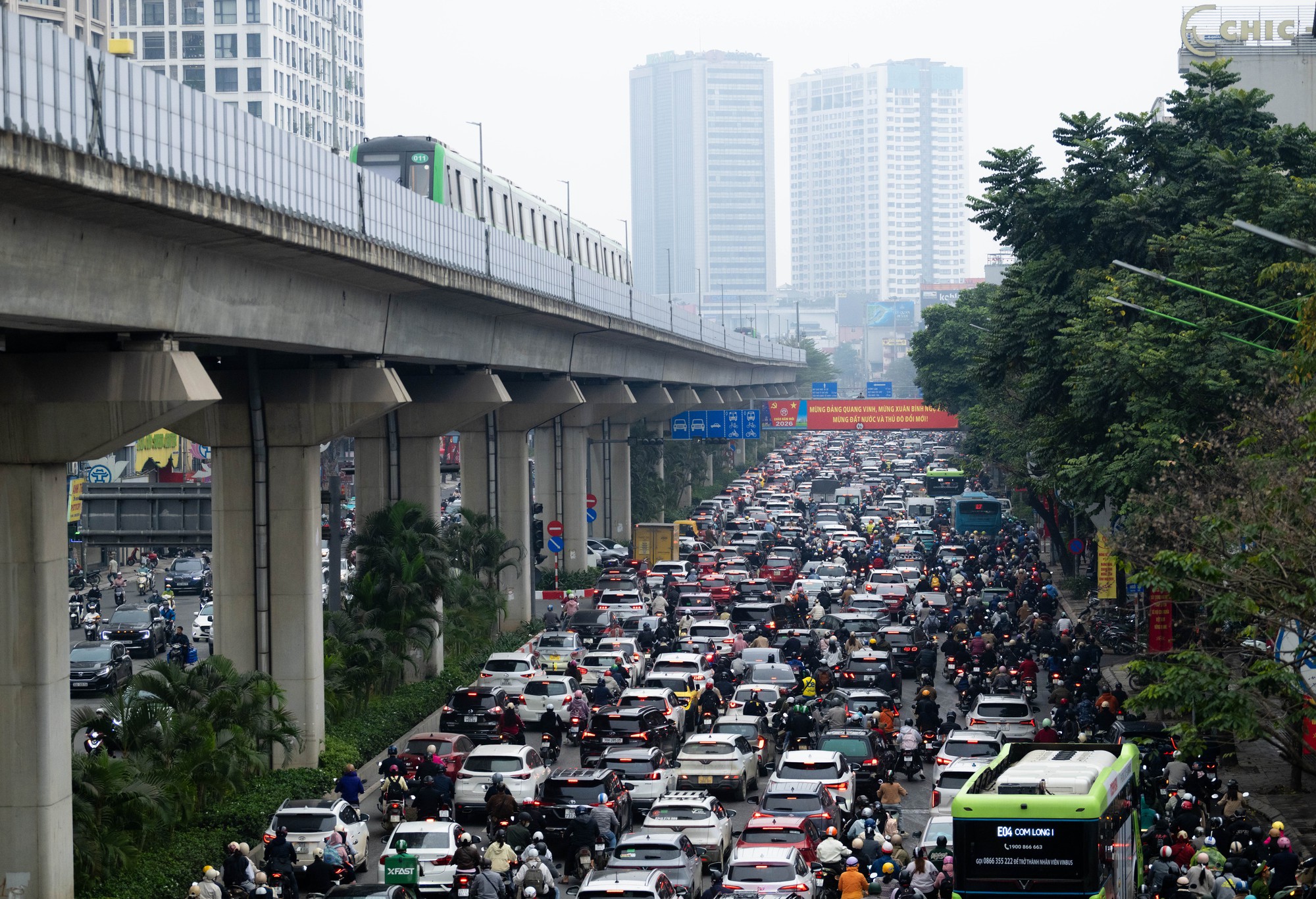 Ùn tắc giao thông Hà Nội ngày đầu năm mới 2026: Dân công sở trở lại làm việc - Ảnh 3.