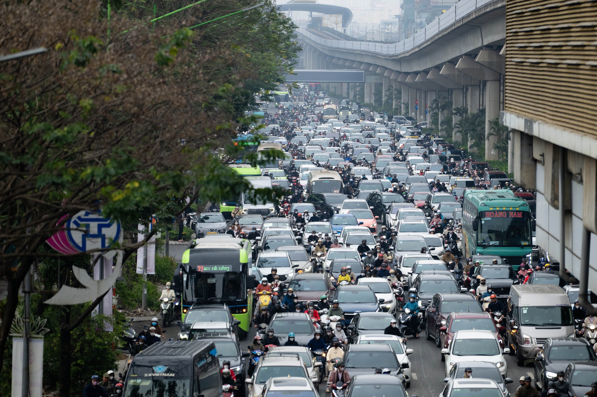 Ùn tắc giao thông Hà Nội ngày đầu năm mới 2026: Dân công sở trở lại làm việc - Ảnh 4.