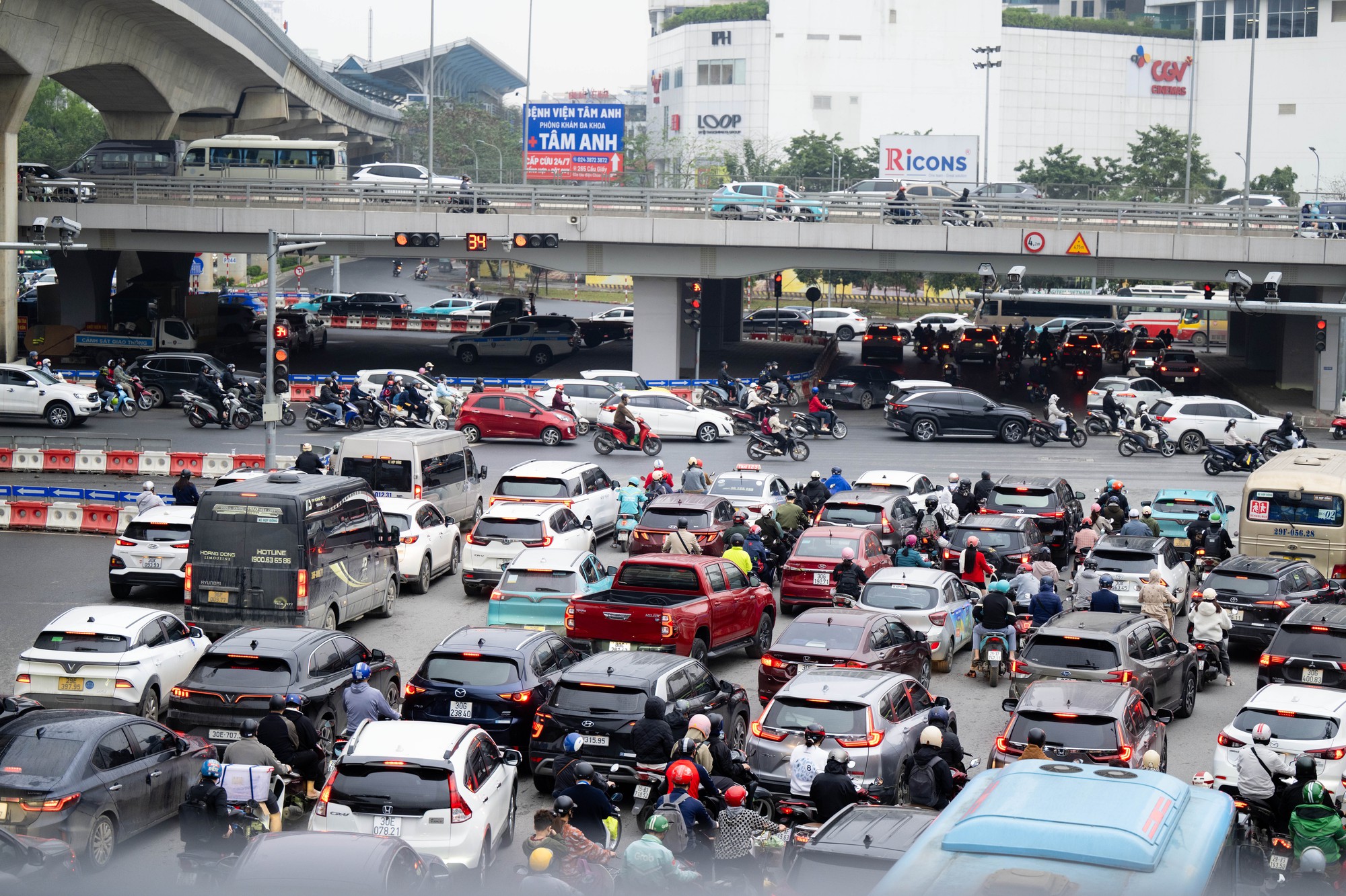 Ùn tắc giao thông Hà Nội ngày đầu năm mới 2026: Dân công sở trở lại làm việc - Ảnh 2.