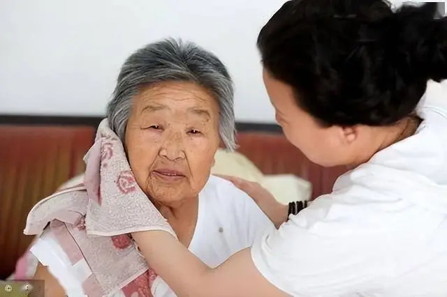 Rửa mặt vào buổi sáng và buổi tối có sai không? Các bác sĩ khuyên: Sau 60 tuổi, tốt nhất nên thay đổi 3 thói quen rửa mặt Rửa mặt vào buổi sáng và buổi tối có sai không? Các bác sĩ khuyên: Sau 60 tuổi, tốt nhất nên thay đổi 3 thói quen rửa mặt