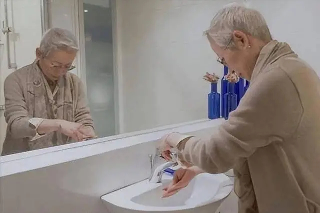 Rửa mặt vào buổi sáng và buổi tối có sai không? Các bác sĩ khuyên: Sau 60 tuổi, tốt nhất nên thay đổi 3 thói quen rửa mặt Rửa mặt vào buổi sáng và buổi tối có sai không? Các bác sĩ khuyên: Sau 60 tuổi, tốt nhất nên thay đổi 3 thói quen rửa mặt