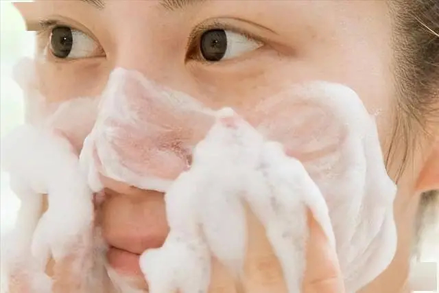 Rửa mặt vào buổi sáng và buổi tối có sai không? Các bác sĩ khuyên: Sau 60 tuổi, tốt nhất nên thay đổi 3 thói quen rửa mặt Rửa mặt vào buổi sáng và buổi tối có sai không? Các bác sĩ khuyên: Sau 60 tuổi, tốt nhất nên thay đổi 3 thói quen rửa mặt