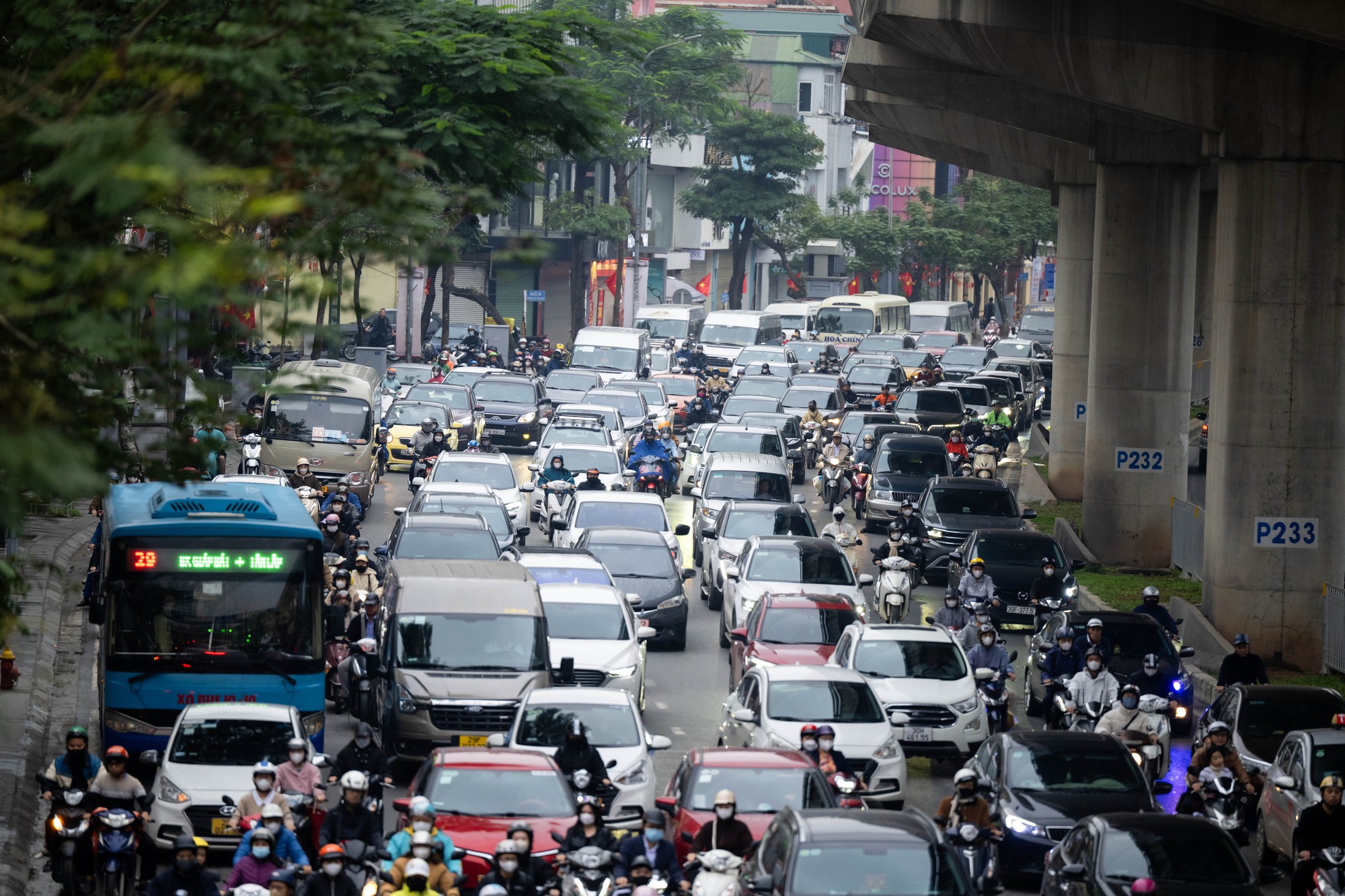 Ùn tắc giao thông Hà Nội ngày đầu năm mới 2026: Dân công sở trở lại làm việc - Ảnh 9.