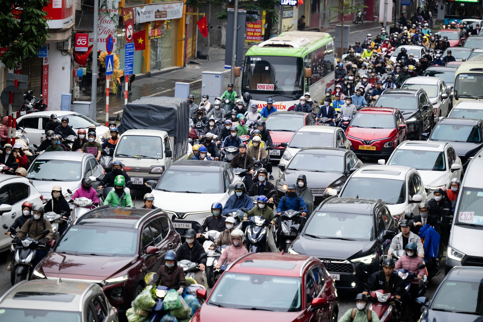 Ùn tắc giao thông Hà Nội ngày đầu năm mới 2026: Dân công sở trở lại làm việc - Ảnh 8.