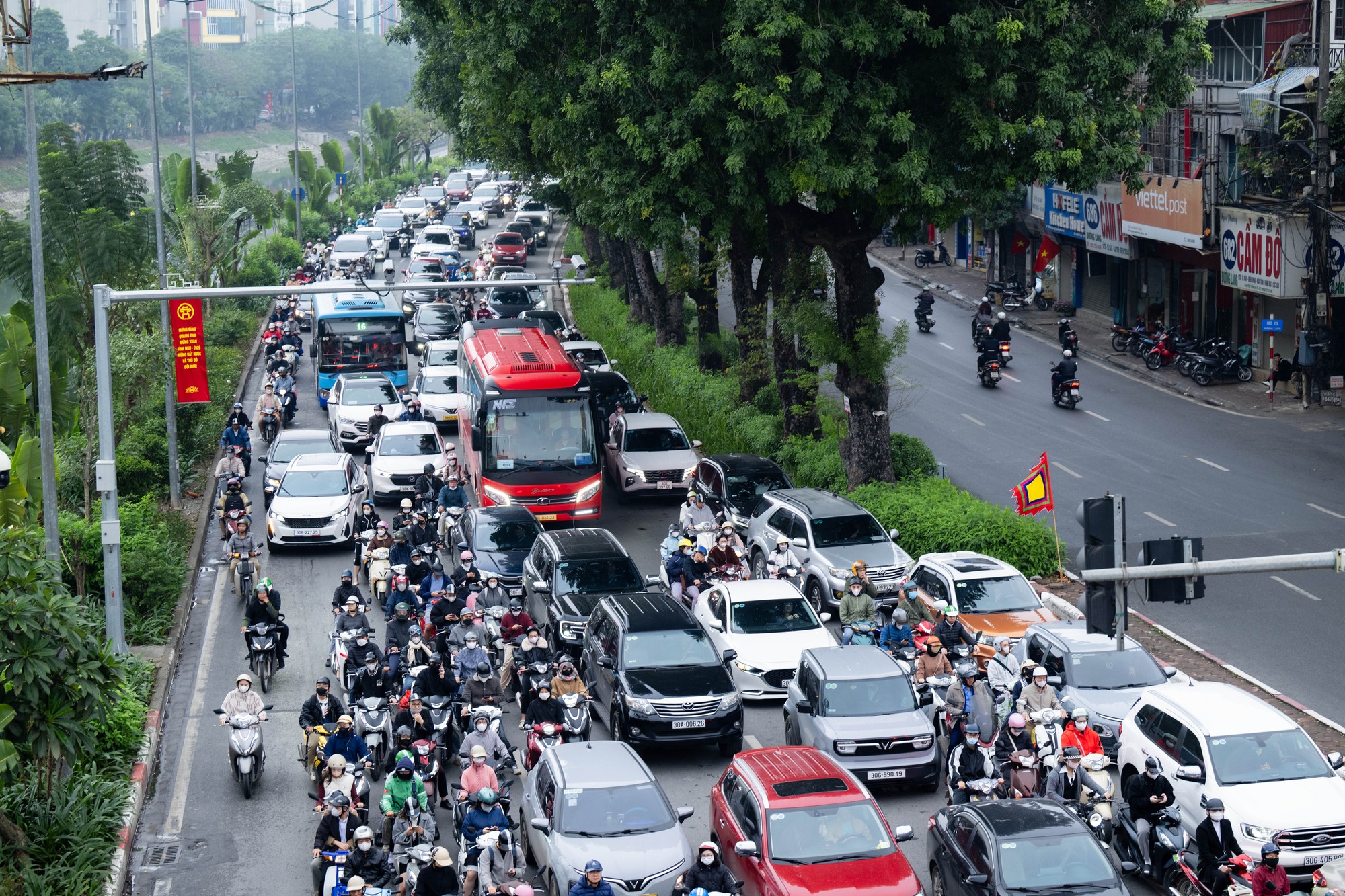 Ùn tắc giao thông Hà Nội ngày đầu năm mới 2026: Dân công sở trở lại làm việc - Ảnh 11.