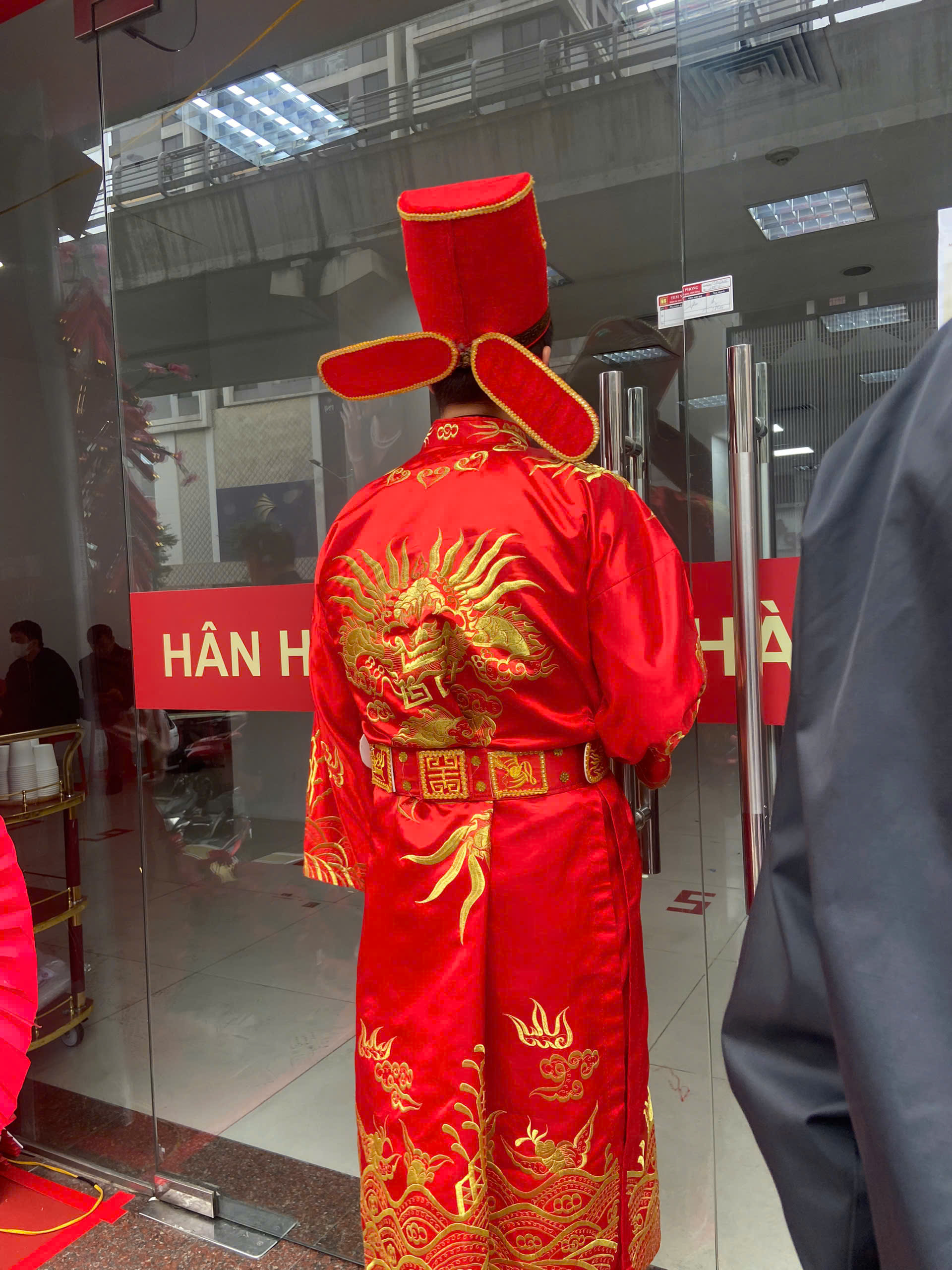 [ẢNH, CLIP] Tiệm vàng hôm nay: Giá vàng gần 18,5 triệu đồng/chỉ, "Thần Tài" xin dừng phục vụ vì khách mua vàng quá đông - Ảnh 3.