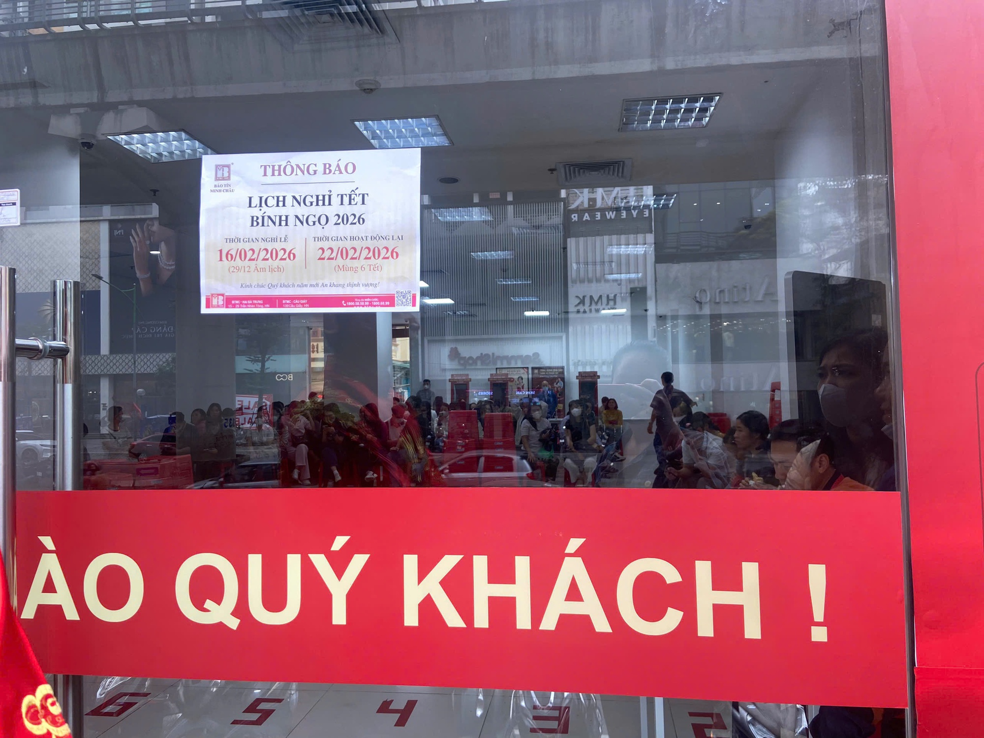 [ẢNH, CLIP] Tiệm vàng hôm nay: Giá vàng gần 18,5 triệu đồng/chỉ, "Thần Tài" xin dừng phục vụ vì khách mua vàng quá đông - Ảnh 4.