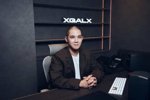 Tổng tài showbiz vừa vướng vòng lao lý: Đứng sau nhóm nữ chất nhất làng nhạc, bị bắt khẩn cấp khi đang lưu diễn - Ảnh 2.