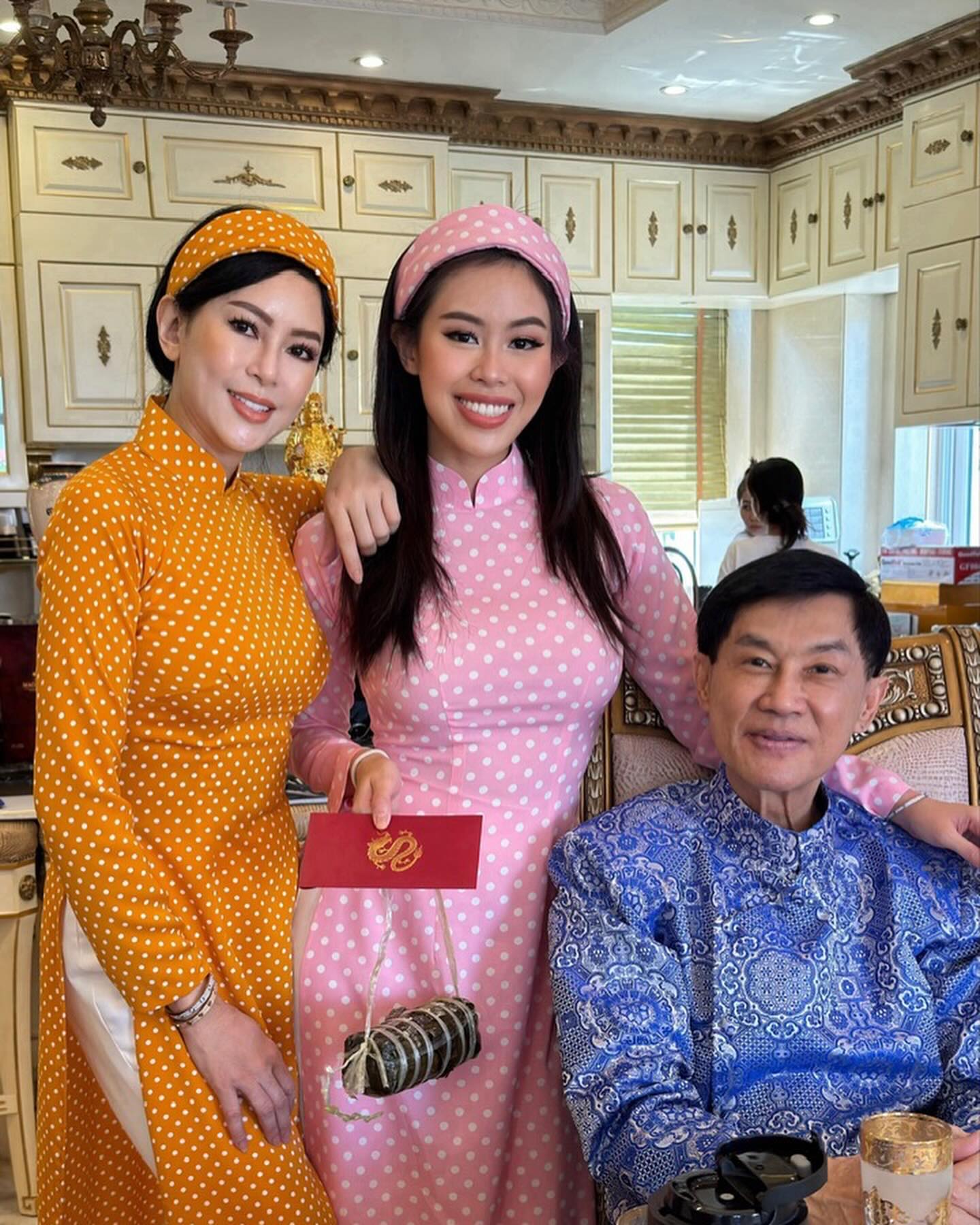 Cảnh dát vàng trong biệt thự nhà tỷ phú Johnathan Hạnh Nguyễn - Ảnh 13.
