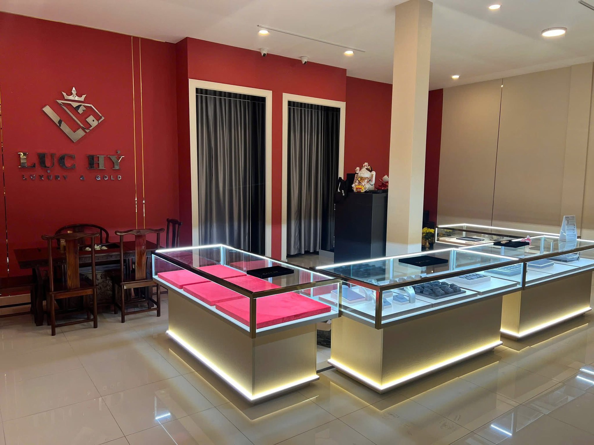 Thảo Gà từ bán quần áo trở thành CEO chuỗi cửa hàng kim cương chỉ sau 2 năm - Ảnh 3. Thảo Gà từ bán quần áo trở thành CEO chuỗi cửa hàng kim cương chỉ sau 2 năm - Ảnh 3.