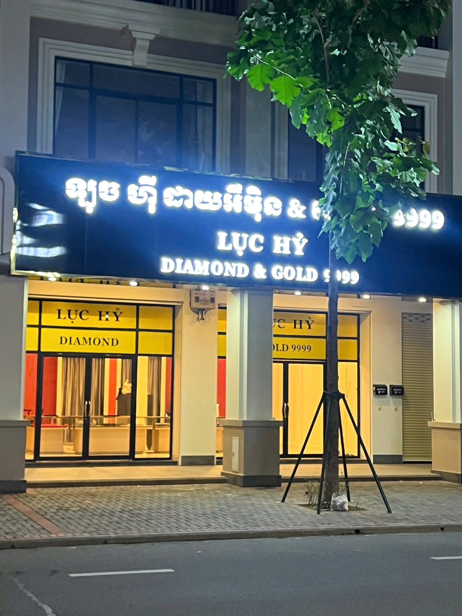 Thảo Gà từ bán quần áo trở thành CEO chuỗi cửa hàng kim cương chỉ sau 2 năm - Ảnh 2. Thảo Gà từ bán quần áo trở thành CEO chuỗi cửa hàng kim cương chỉ sau 2 năm - Ảnh 2.