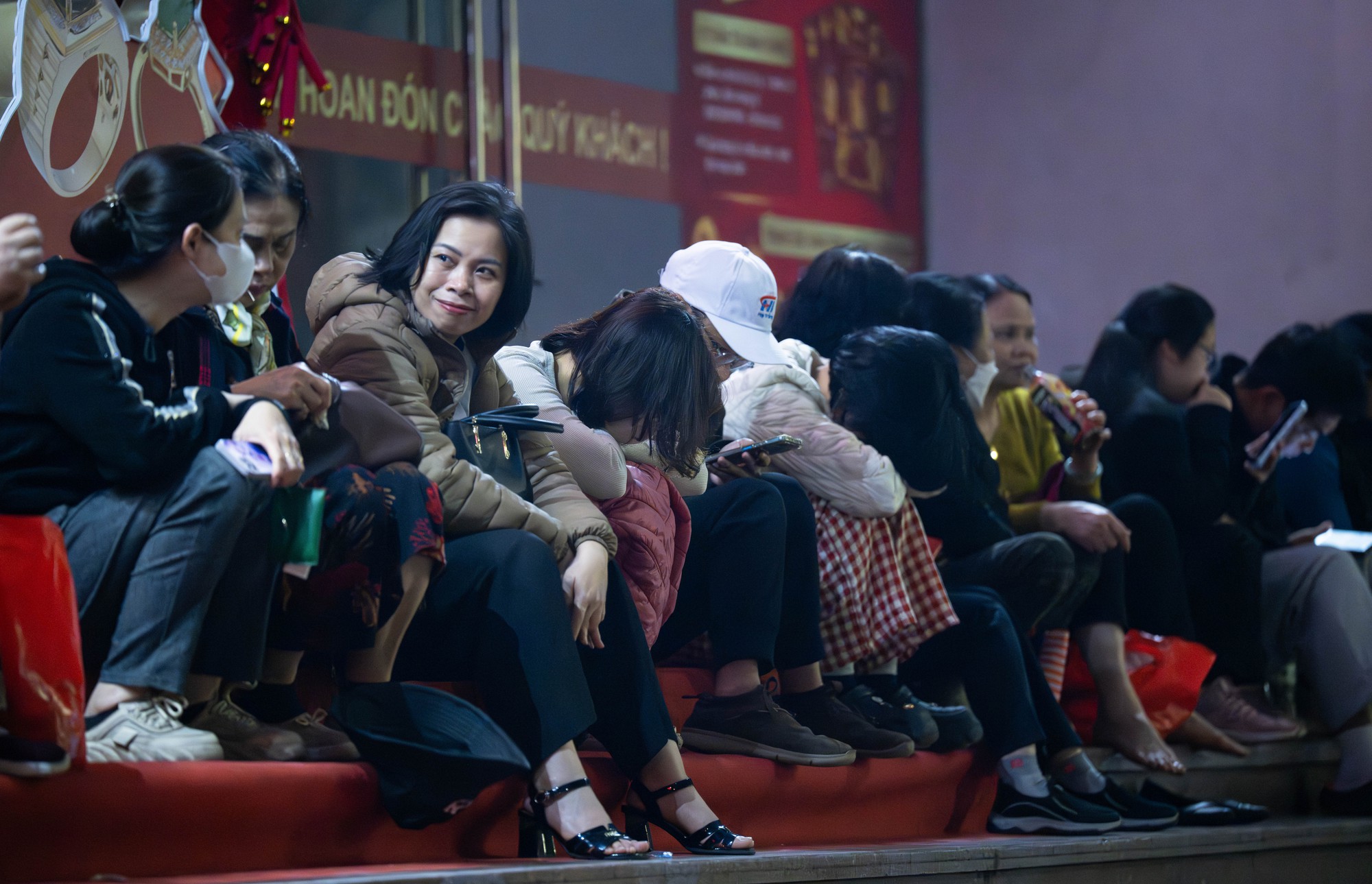 Cảnh tượng khó tin lúc 3h sáng ở Cầu Giấy trước ngày vía Thần Tài 2026