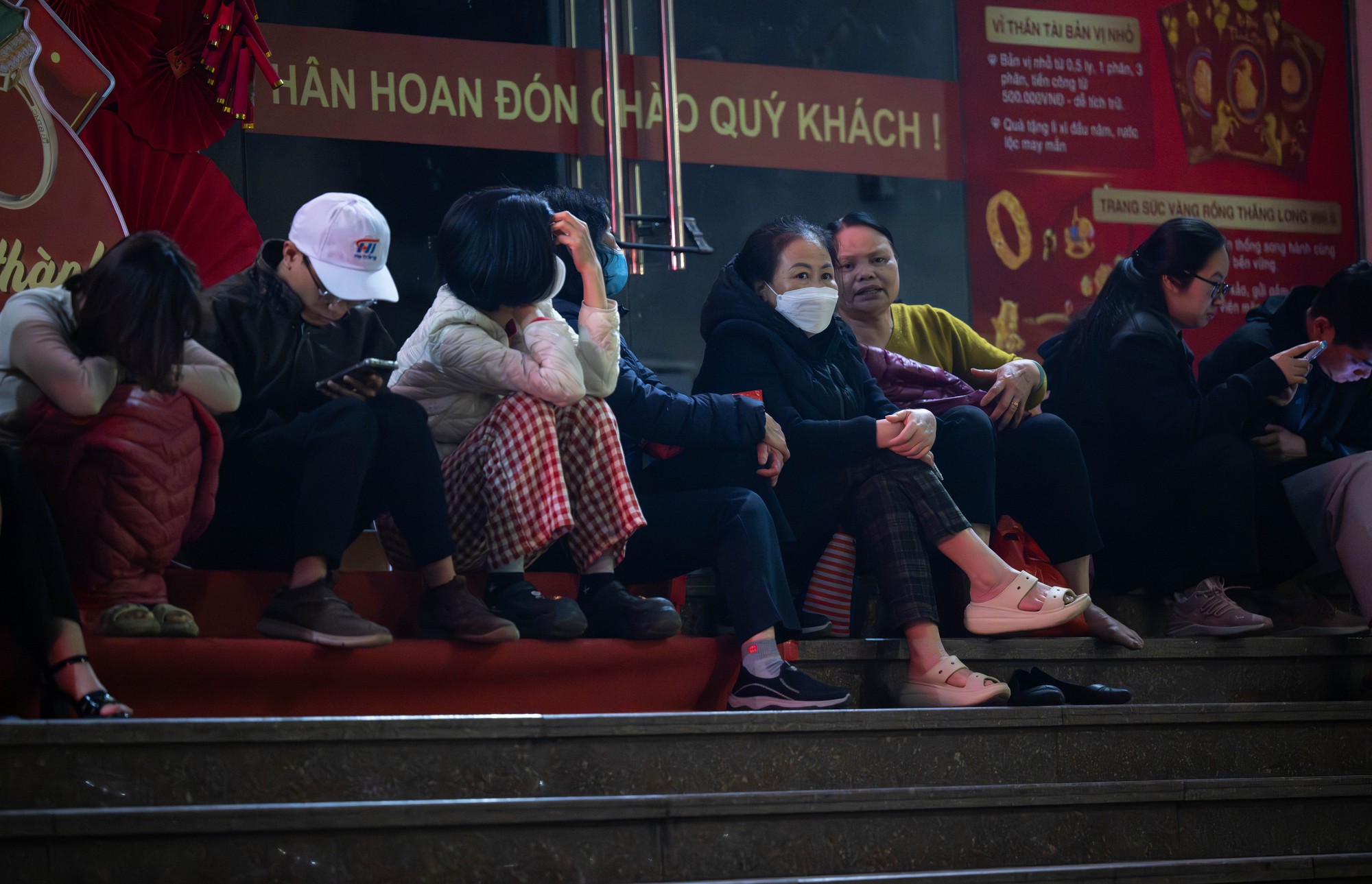 Cảnh tượng khó tin lúc 3h sáng ở Cầu Giấy trước ngày vía Thần Tài 2026