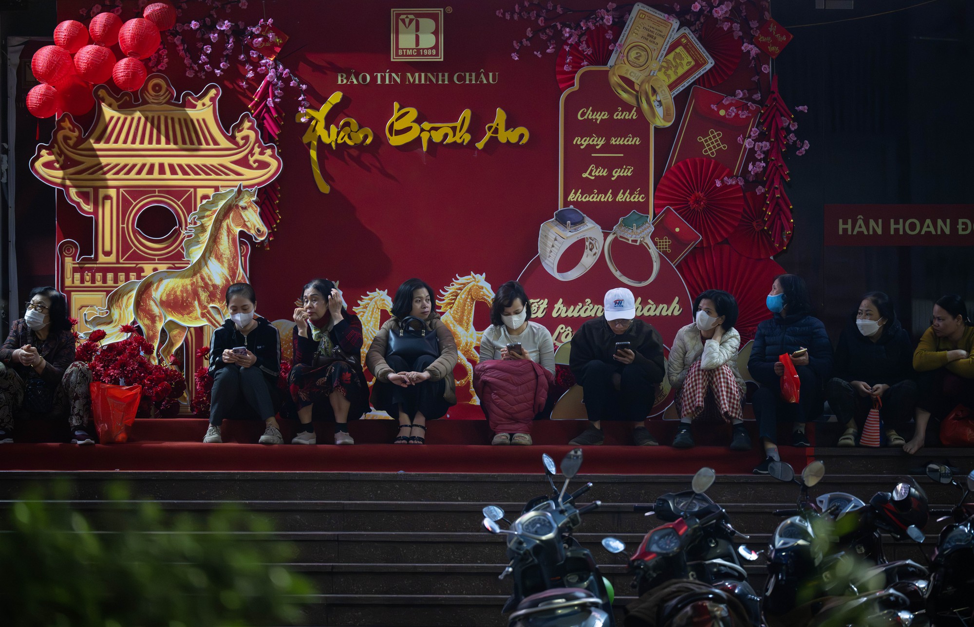 Cảnh tượng khó tin lúc 3h sáng ở Cầu Giấy trước ngày vía Thần Tài 2026