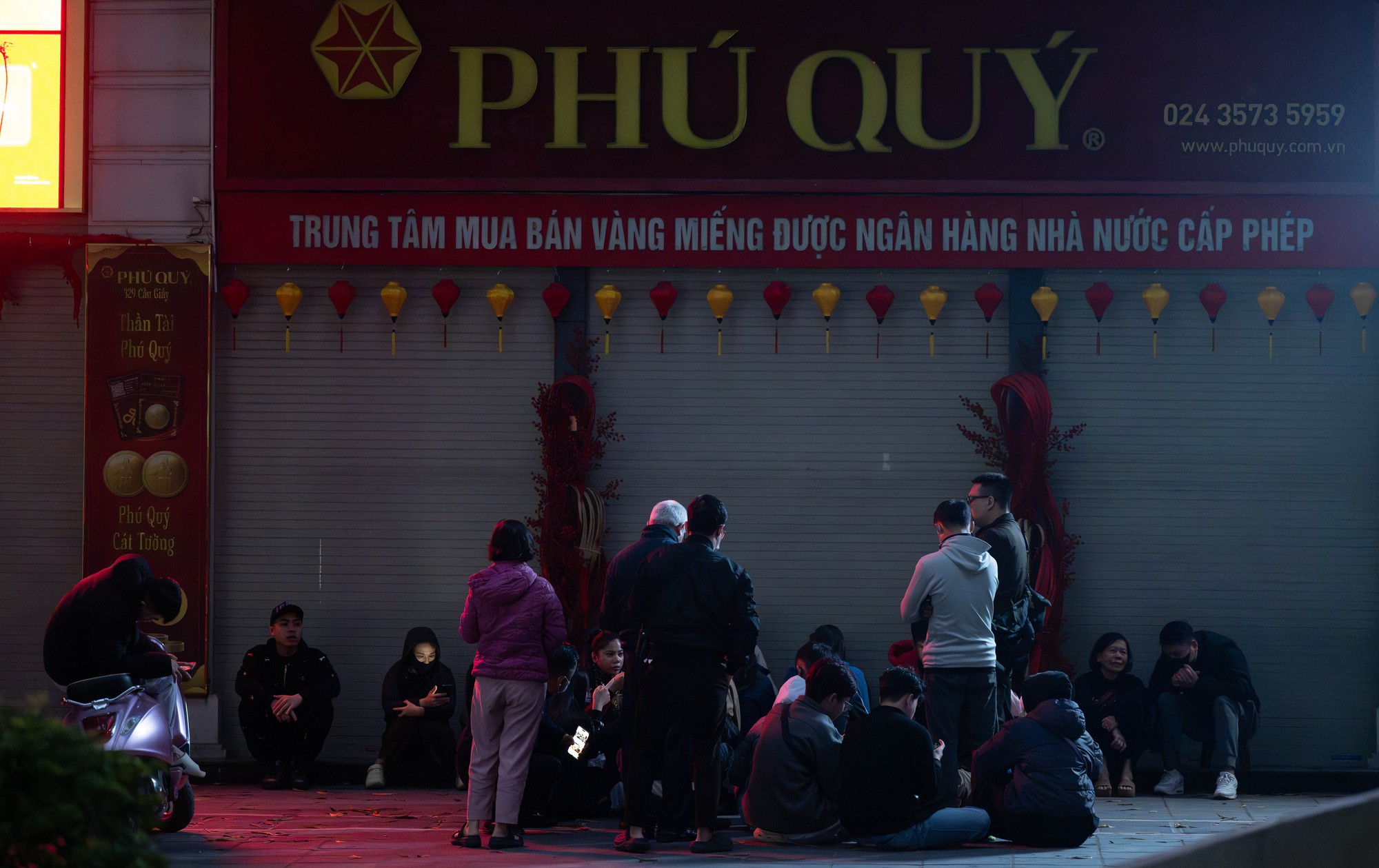 Cảnh tượng khó tin lúc 3h sáng ở Cầu Giấy trước ngày vía Thần Tài 2026