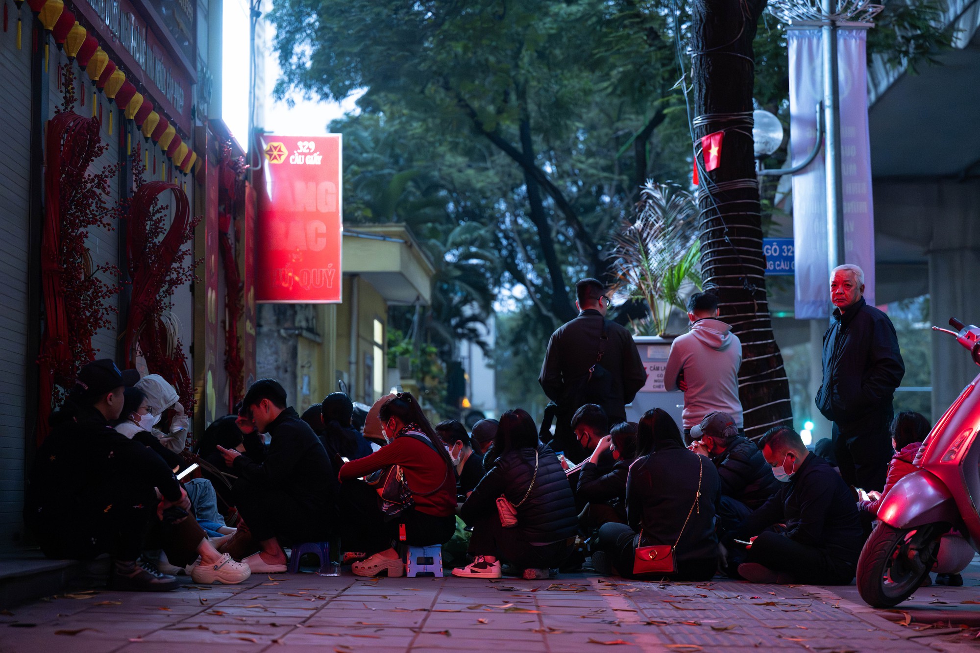 Cảnh tượng khó tin lúc 3h sáng ở Cầu Giấy trước ngày vía Thần Tài 2026