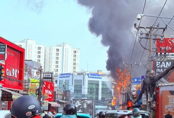 Cháy lớn cửa hàng nội thất ở TPHCM - Ảnh 3.