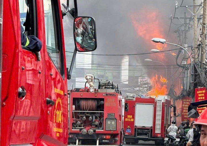 Cháy lớn cửa hàng nội thất ở TPHCM - Ảnh 2.