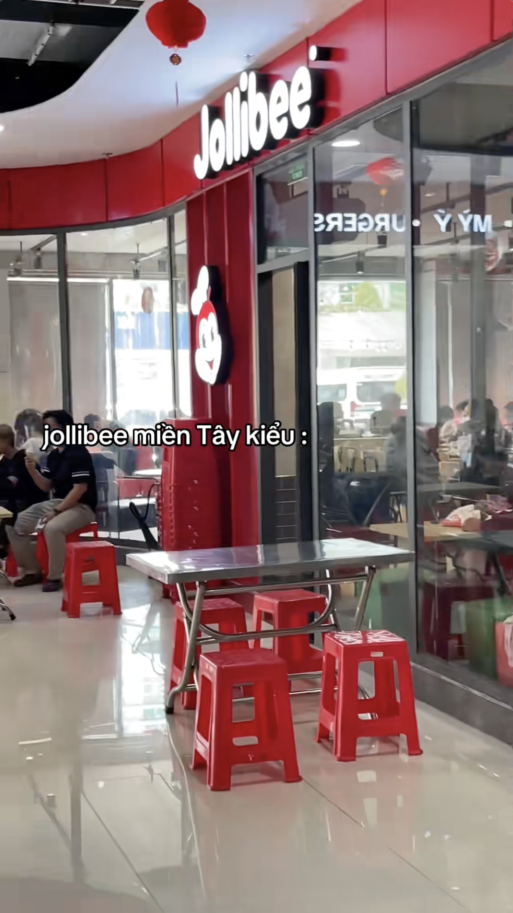 Cận cảnh "Jollibee miền Tây" gây lú với combo bàn tròn inox, ghế nhựa lề đường y chang rạp đám giỗ - Ảnh 5.