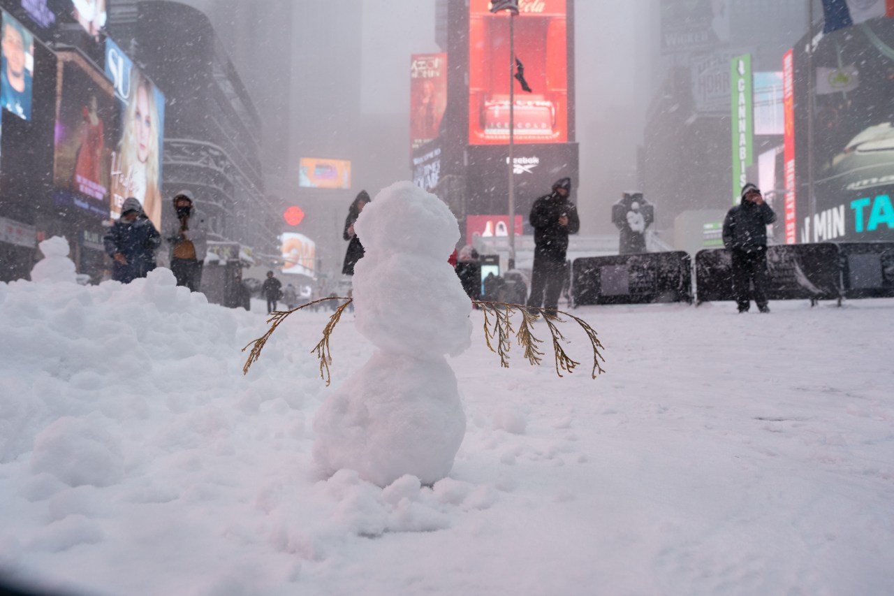 Vừa tỉnh dậy, New York đã hóa xứ tuyết, nhưng phía sau khung cảnh cổ tích này là gì? - Ảnh 13.