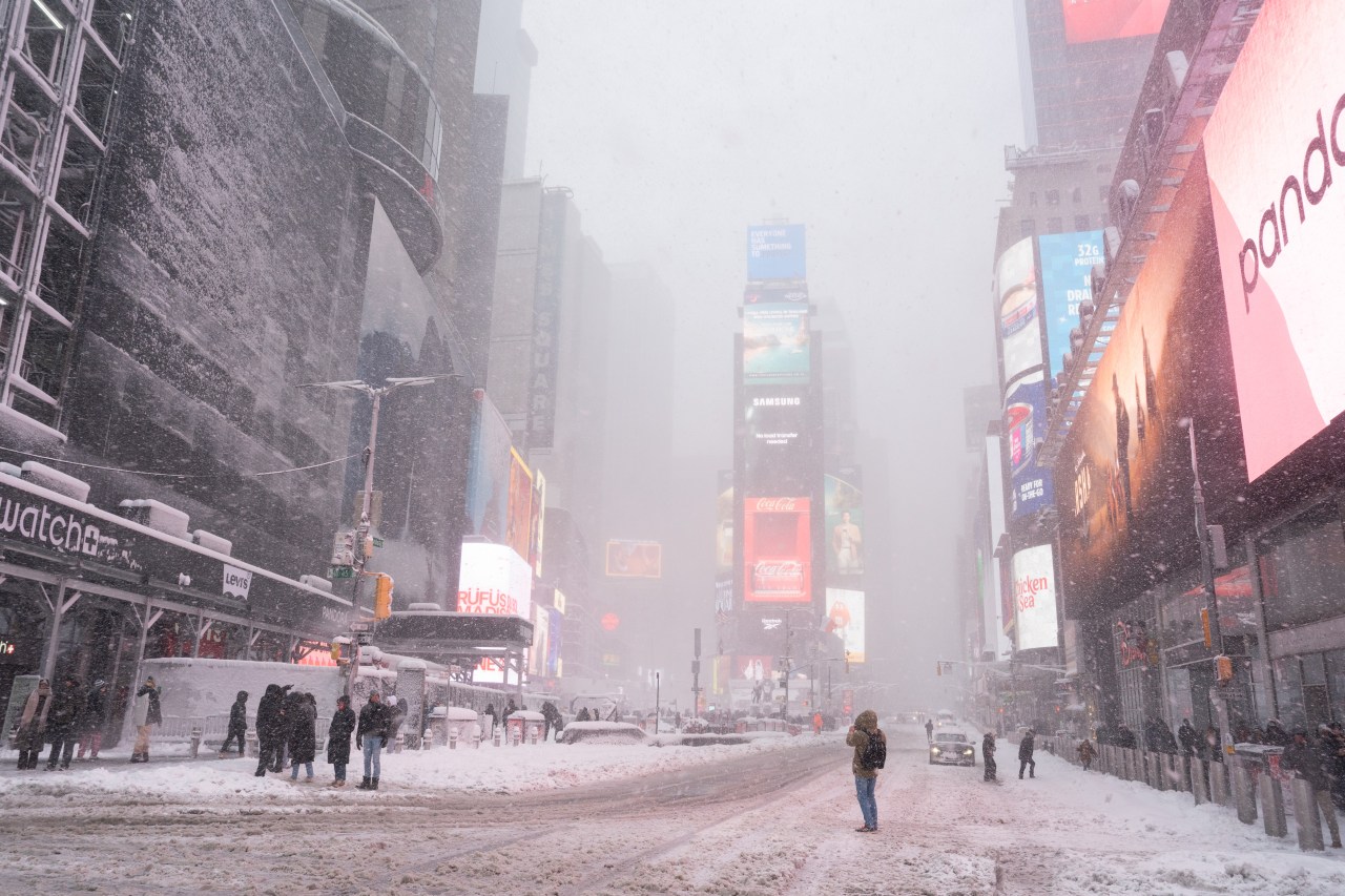 Vừa tỉnh dậy, New York đã hóa xứ tuyết, nhưng phía sau khung cảnh cổ tích này là gì? - Ảnh 14.