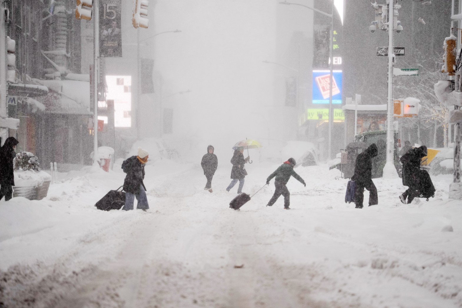 Vừa tỉnh dậy, New York đã hóa xứ tuyết, nhưng phía sau khung cảnh cổ tích này là gì? - Ảnh 8.