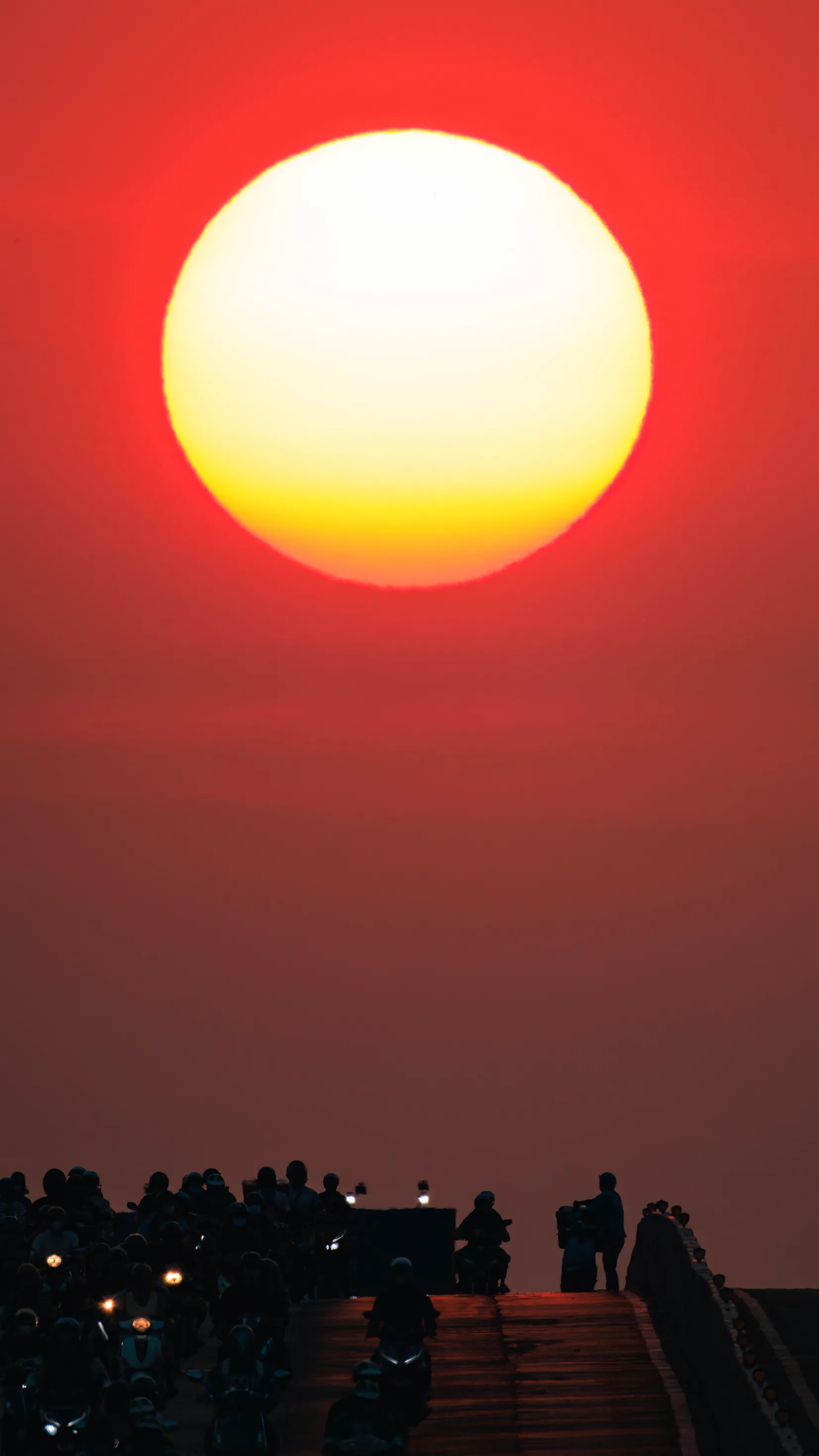 Mặt trời “mở fan meeting” tại Việt Nam khiến nửa giới nhiếp ảnh Sài Gòn vác tài sản trăm triệu ra chầu chực - Ảnh 1.