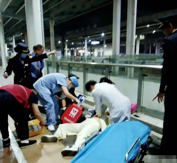 Nữ sinh năm nhất ngồi tàu 31 tiếng bất ngờ ngừng tim: Bác sĩ cảnh báo hội chứng “hạng phổ thông” - Ảnh 1.