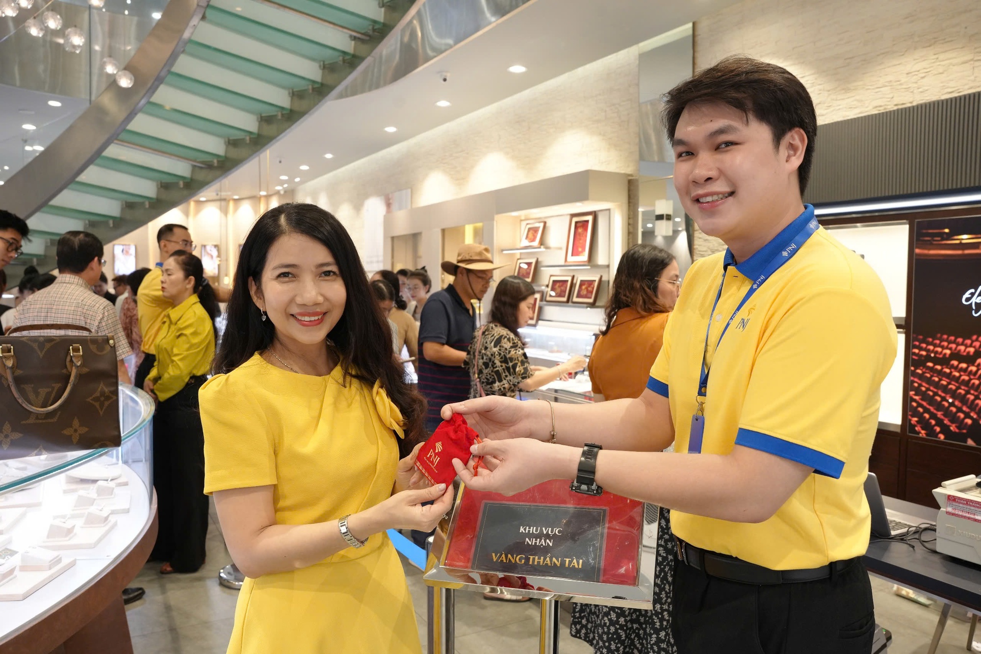 Cuối ngày Thần Tài, giá vàng miếng SJC bất ngờ giảm, khách nhộn nhịp đi mua - Ảnh 2.