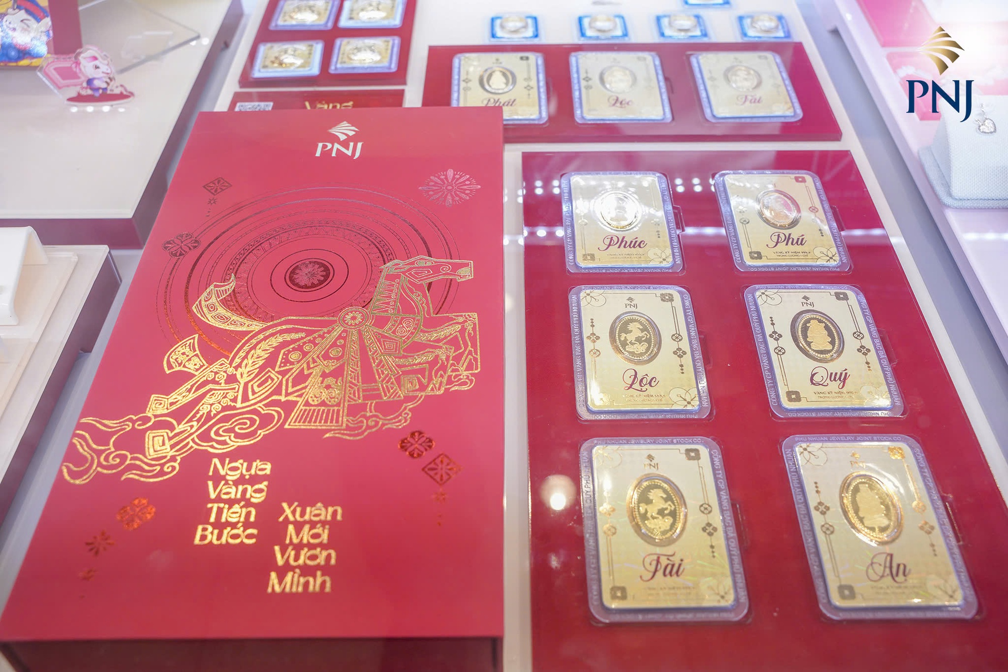 Cuối ngày Thần Tài, giá vàng miếng SJC bất ngờ giảm, khách nhộn nhịp đi mua - Ảnh 3.