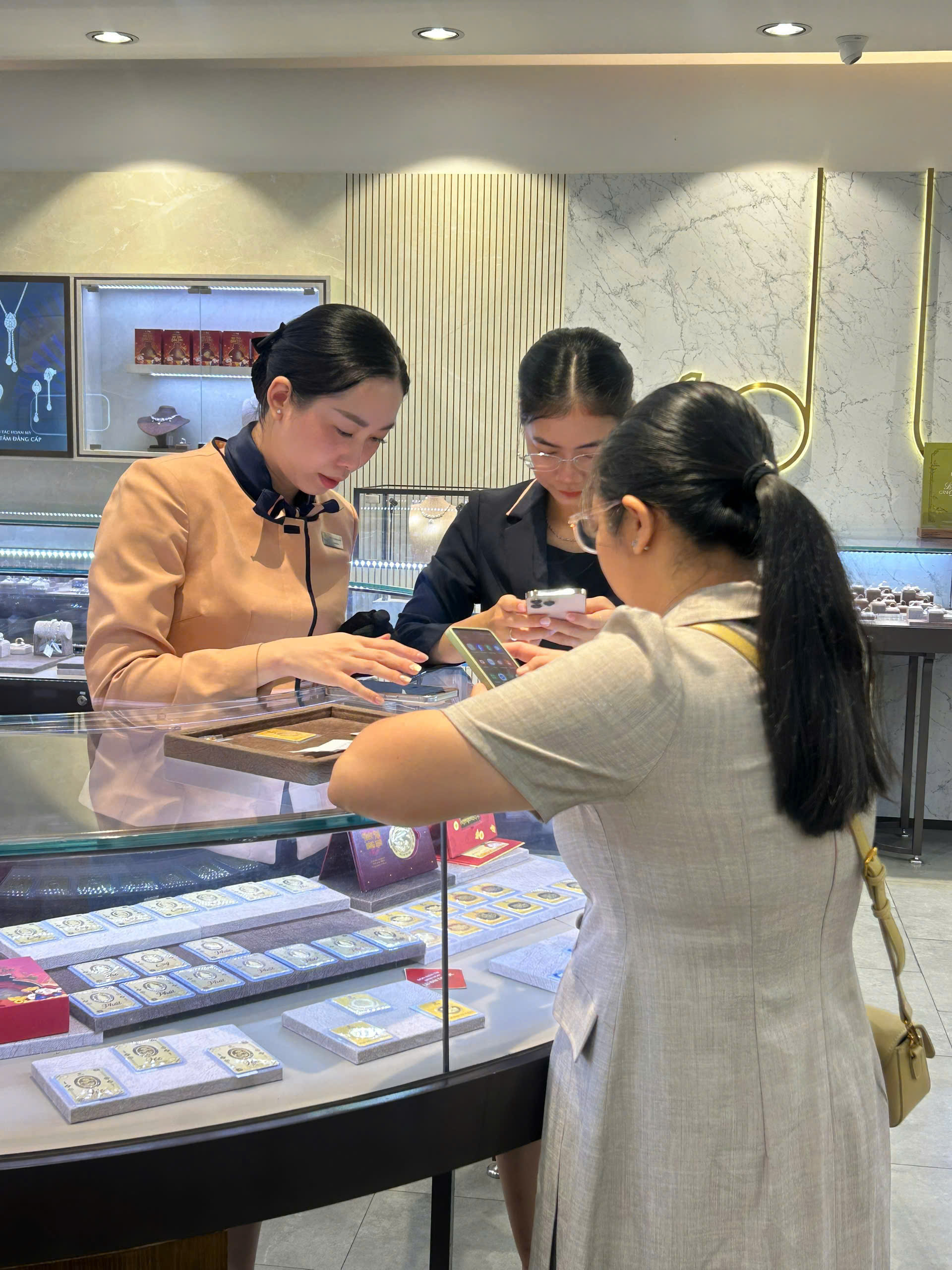 Diễn biến bất ngờ của giá vàng ngày vía Thần Tài 2026 - Ảnh 6. Diễn biến bất ngờ của giá vàng ngày vía Thần Tài 2026 - Ảnh 6.