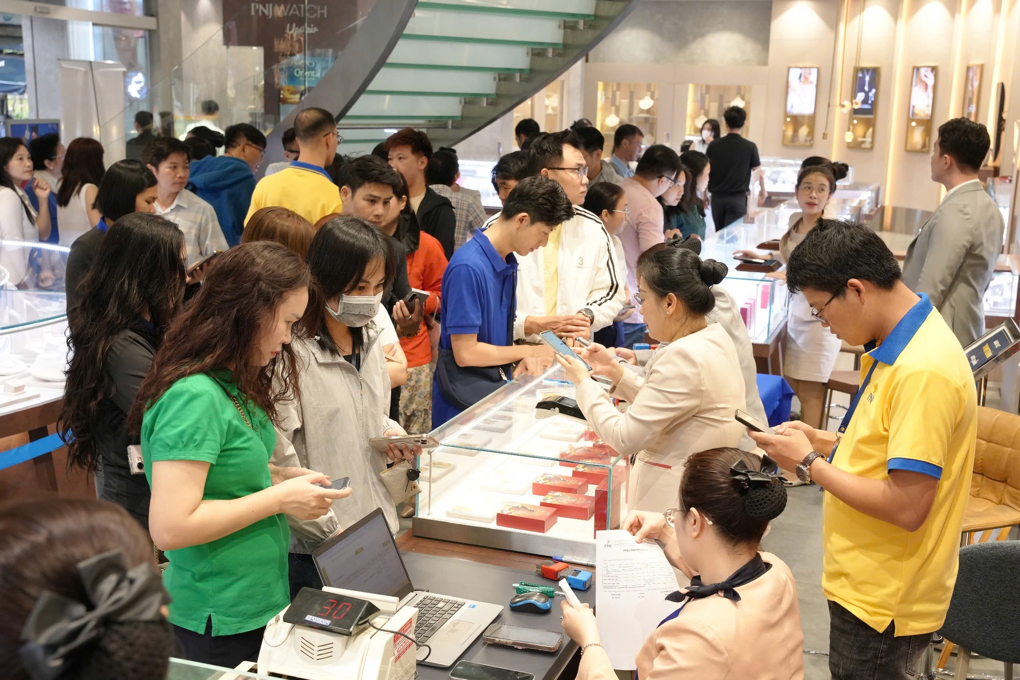 Cuối ngày Thần Tài, giá vàng miếng SJC bất ngờ giảm, khách nhộn nhịp đi mua - Ảnh 1.