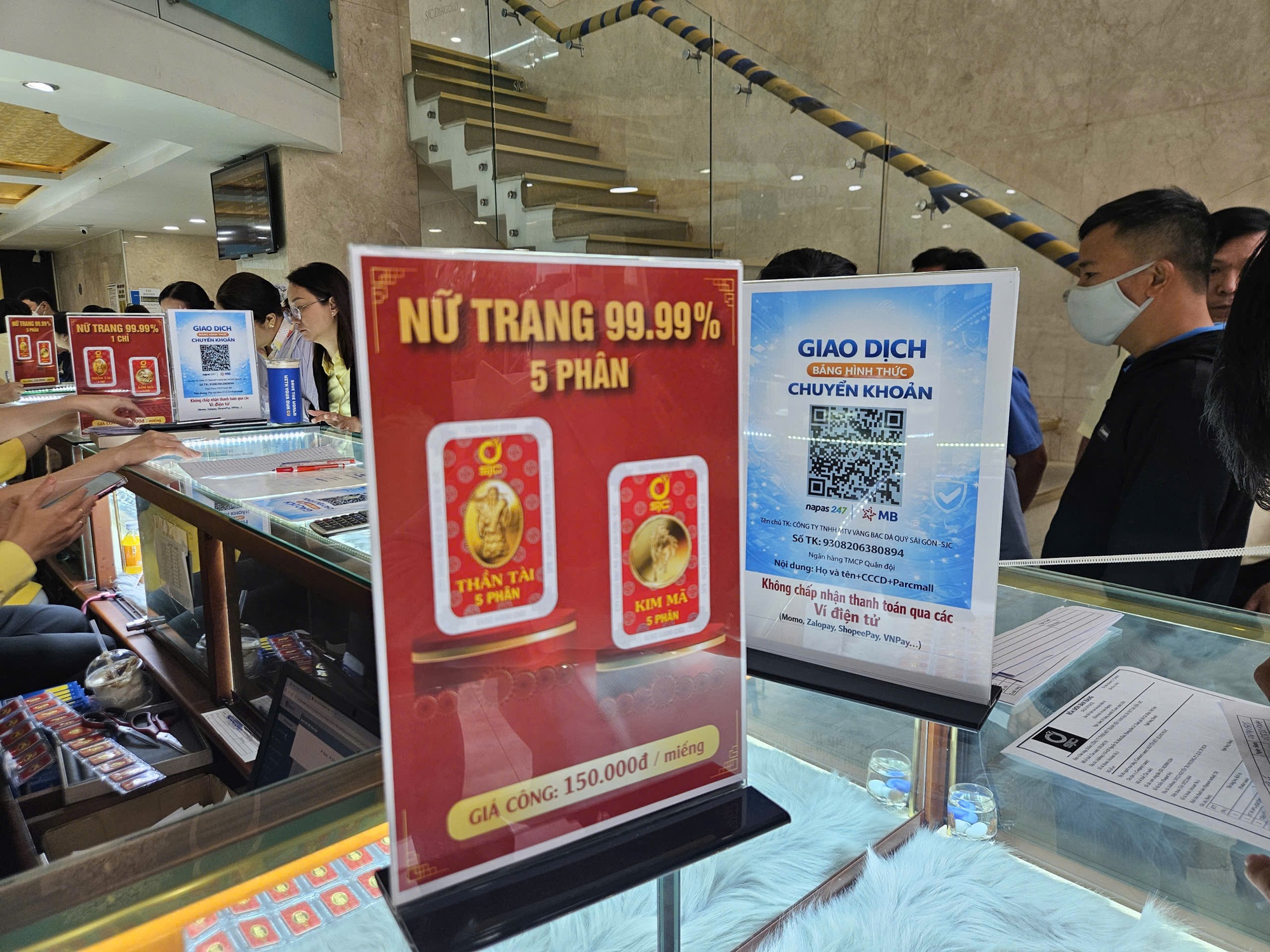 Cuối ngày Thần Tài, giá vàng miếng SJC bất ngờ giảm, khách nhộn nhịp đi mua - Ảnh 9.