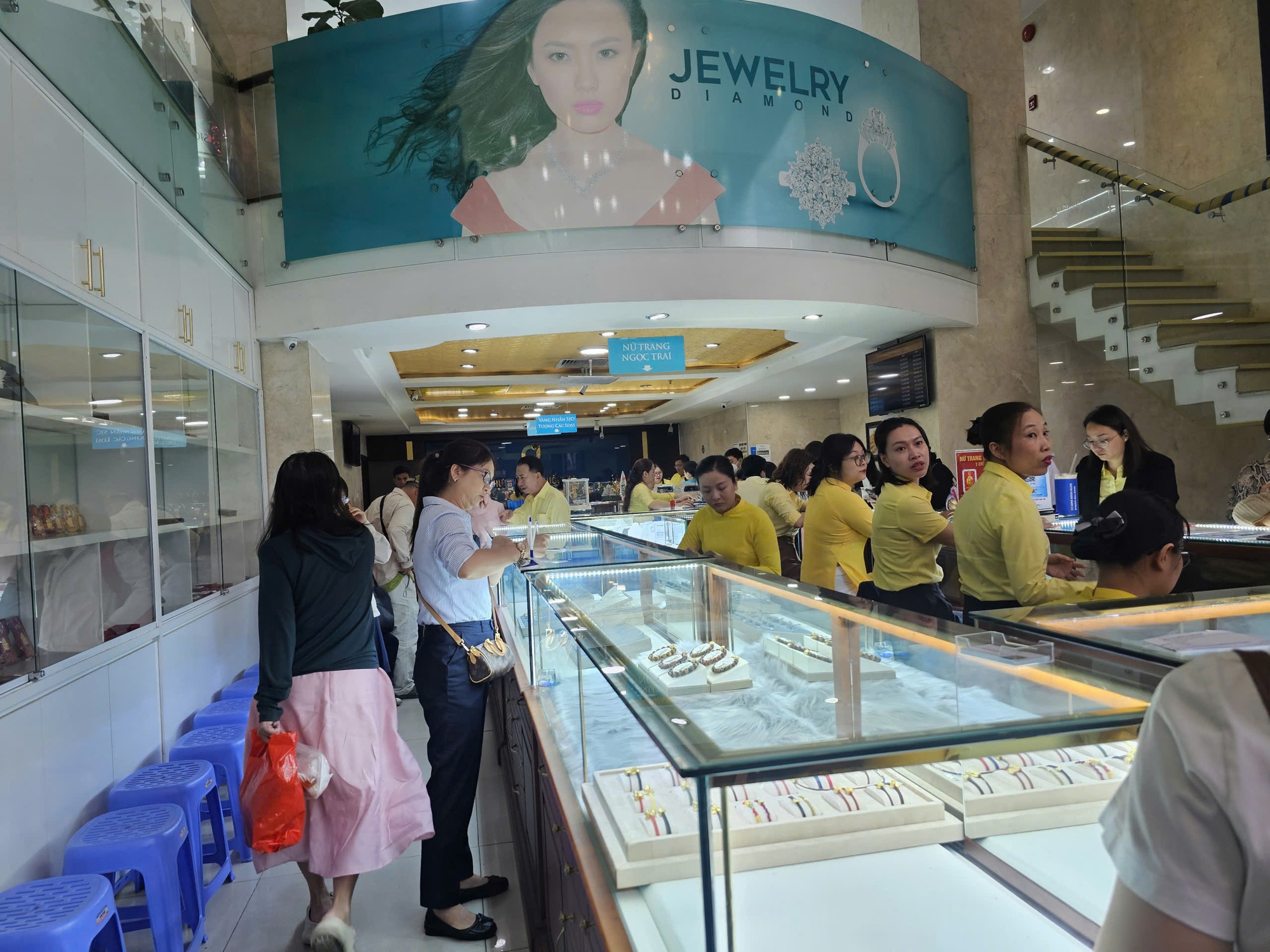 Diễn biến bất ngờ của giá vàng ngày vía Thần Tài 2026 - Ảnh 2. Diễn biến bất ngờ của giá vàng ngày vía Thần Tài 2026 - Ảnh 2.